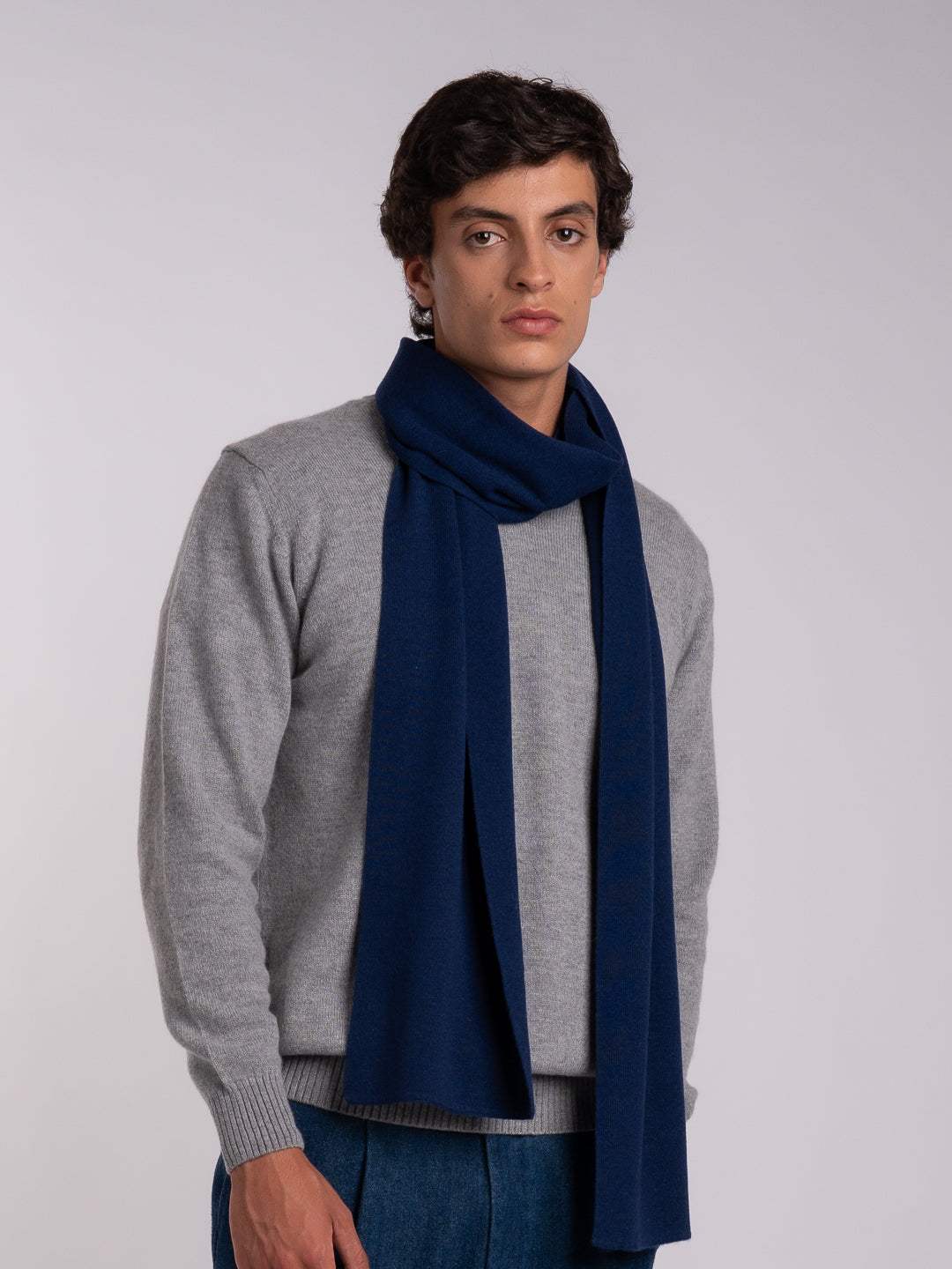 Men's midnight blue scarf made of 30% cashmere and 70% merino wool by Achega