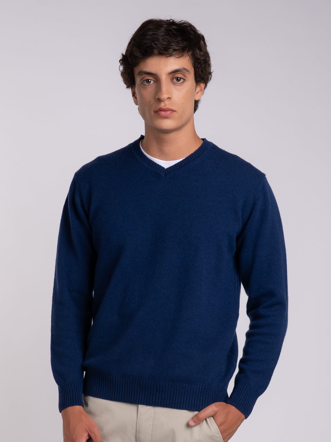 Men's midnight blue pullover made of cashmere and merino wool, with a V-neck