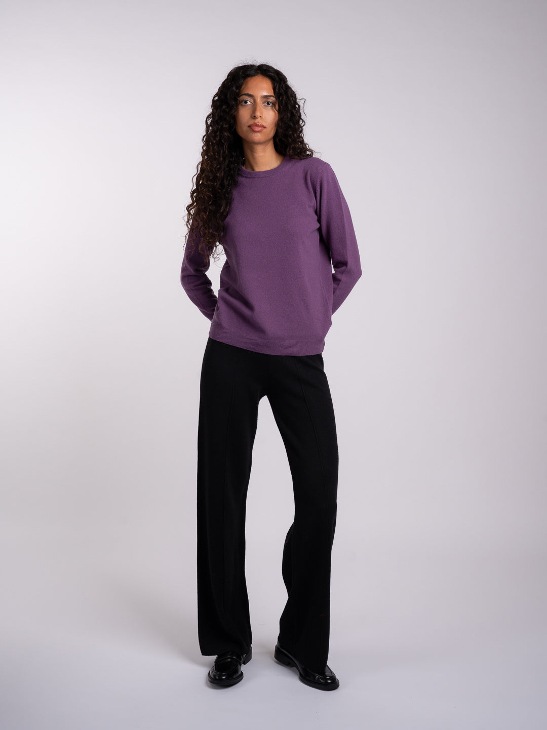 Look completo com camisola de malha em Lambswool roxo claro | Achega
