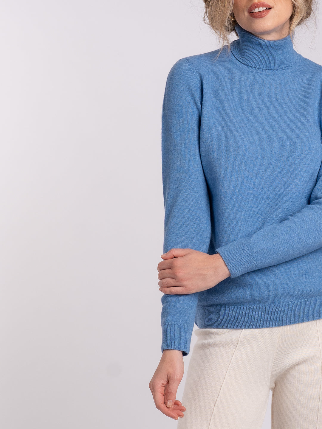 Detalhe da camisola de malha em Lambswool azul céu | Achega