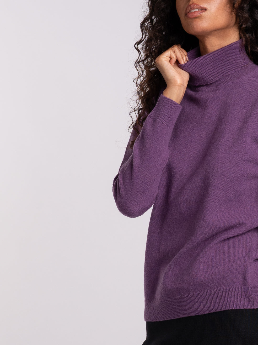 Camisola de malha com gola alta na cor roxo claro | Achega