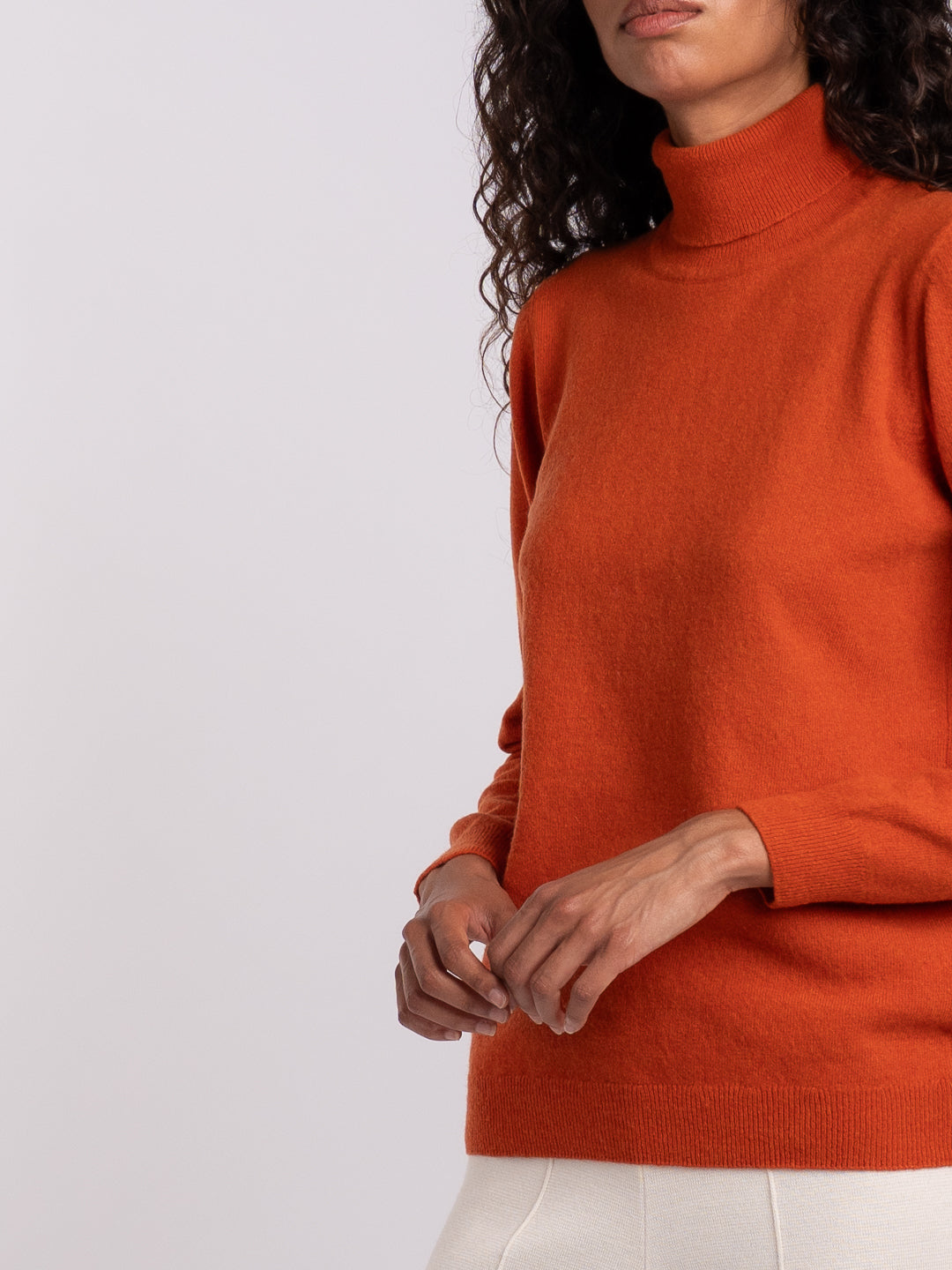 Detalhe da camisola de malha em Lambswool laranja | Achega