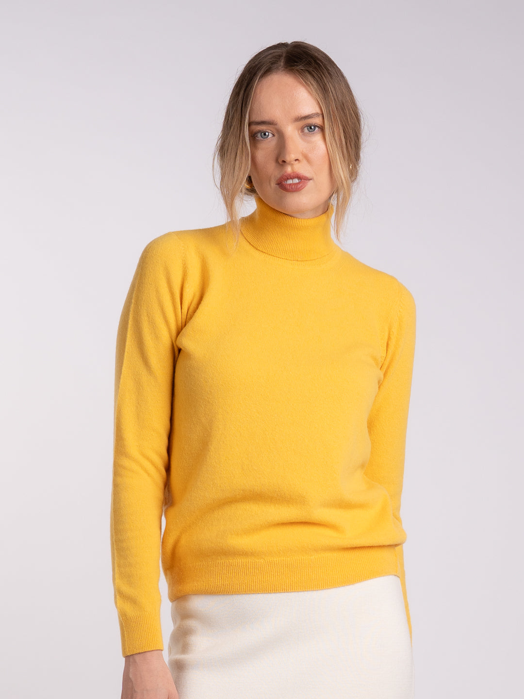 Jersey de cuello alto de lana de cordero amarillo para mujer | Achega