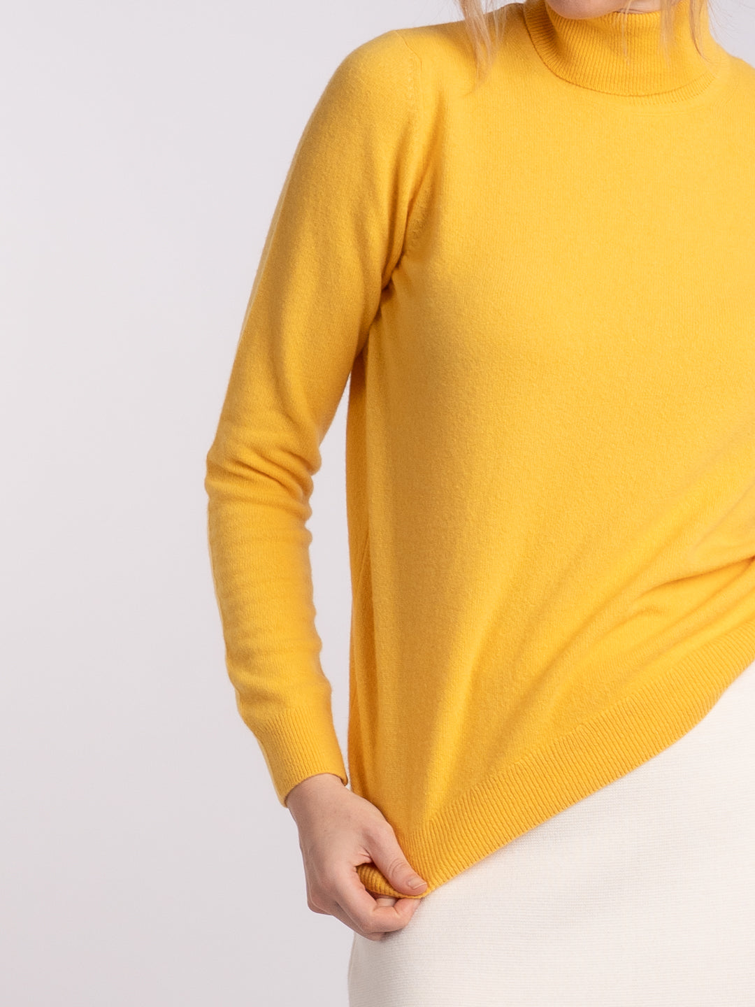 Detalhe da camisola de malha em Lambswool amarelo | Achega