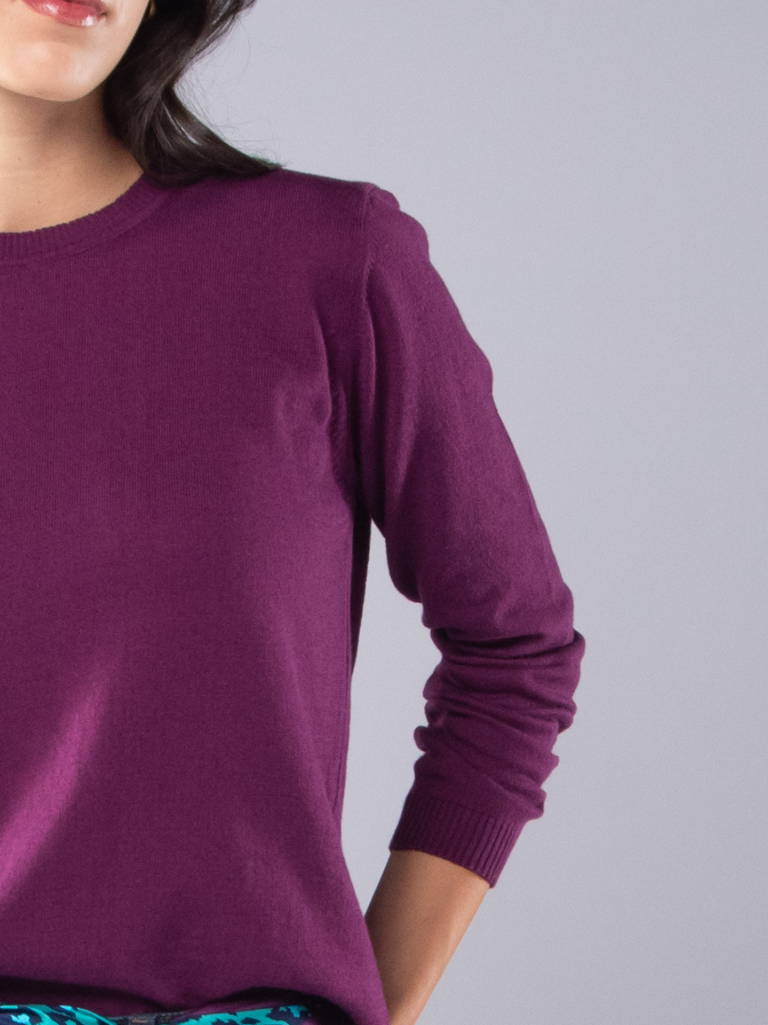 Achega Knitted Sweaters - Women's knitted sweater in organic cotton with round neckline in beet color