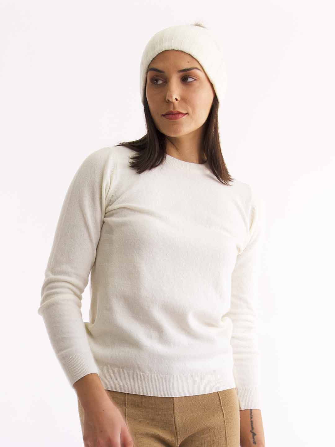 Beanie with pompom in Lambswool