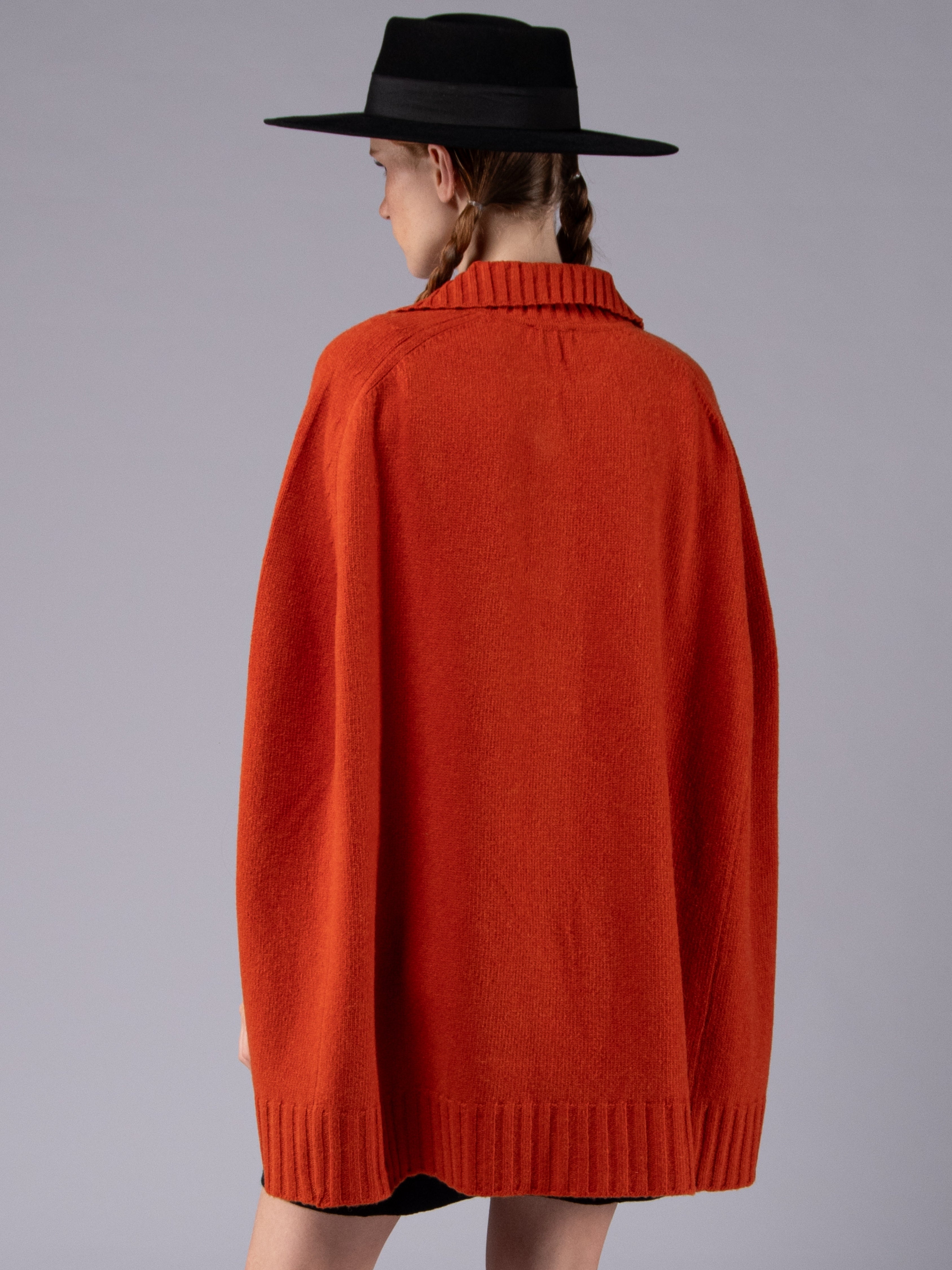 Poncho com Alamares em Lambswool - Laranja Terracota