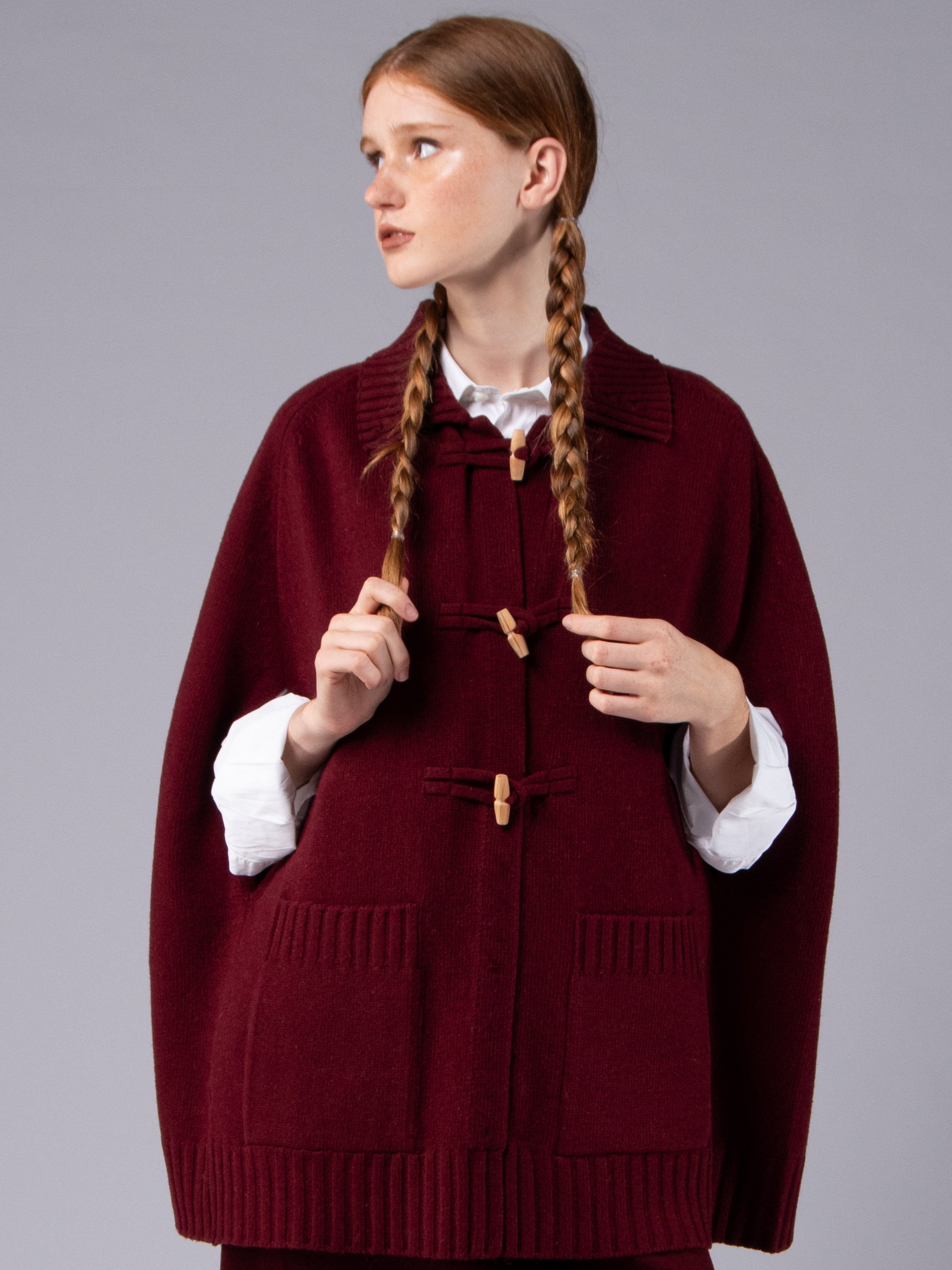 Poncho com Alamares em Lambswool - Bordeaux