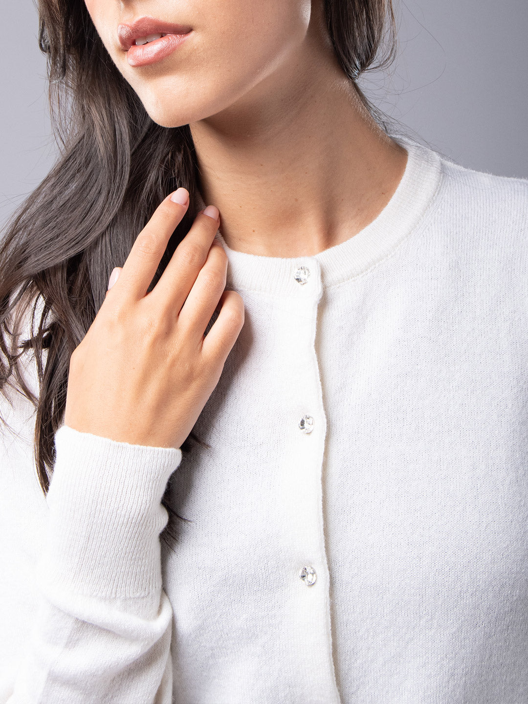 Chaqueta de punto de cachemira con crujientes botones de cristal blanco