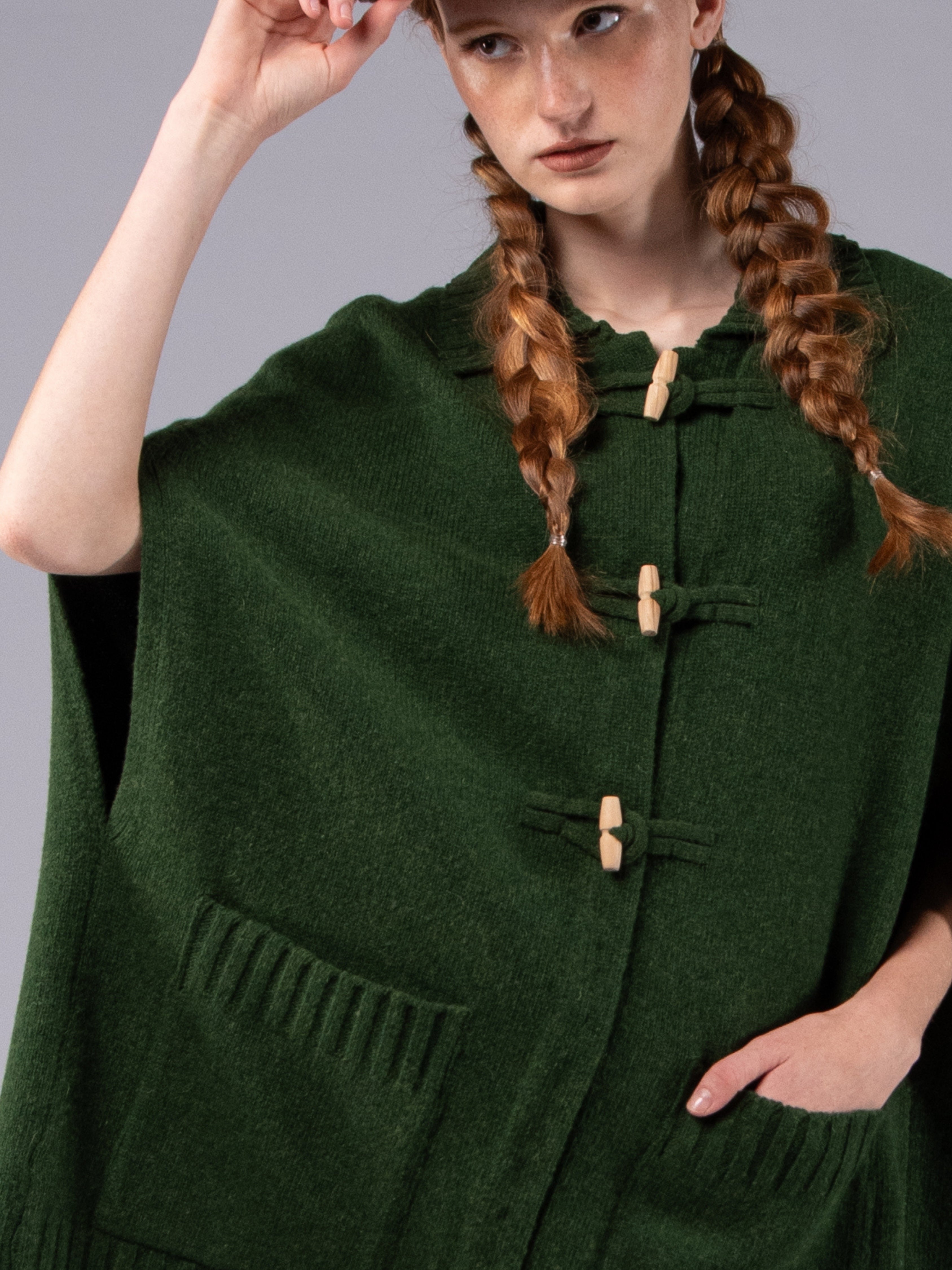 Poncho com Alamares em Lambswool - Verde Musgo