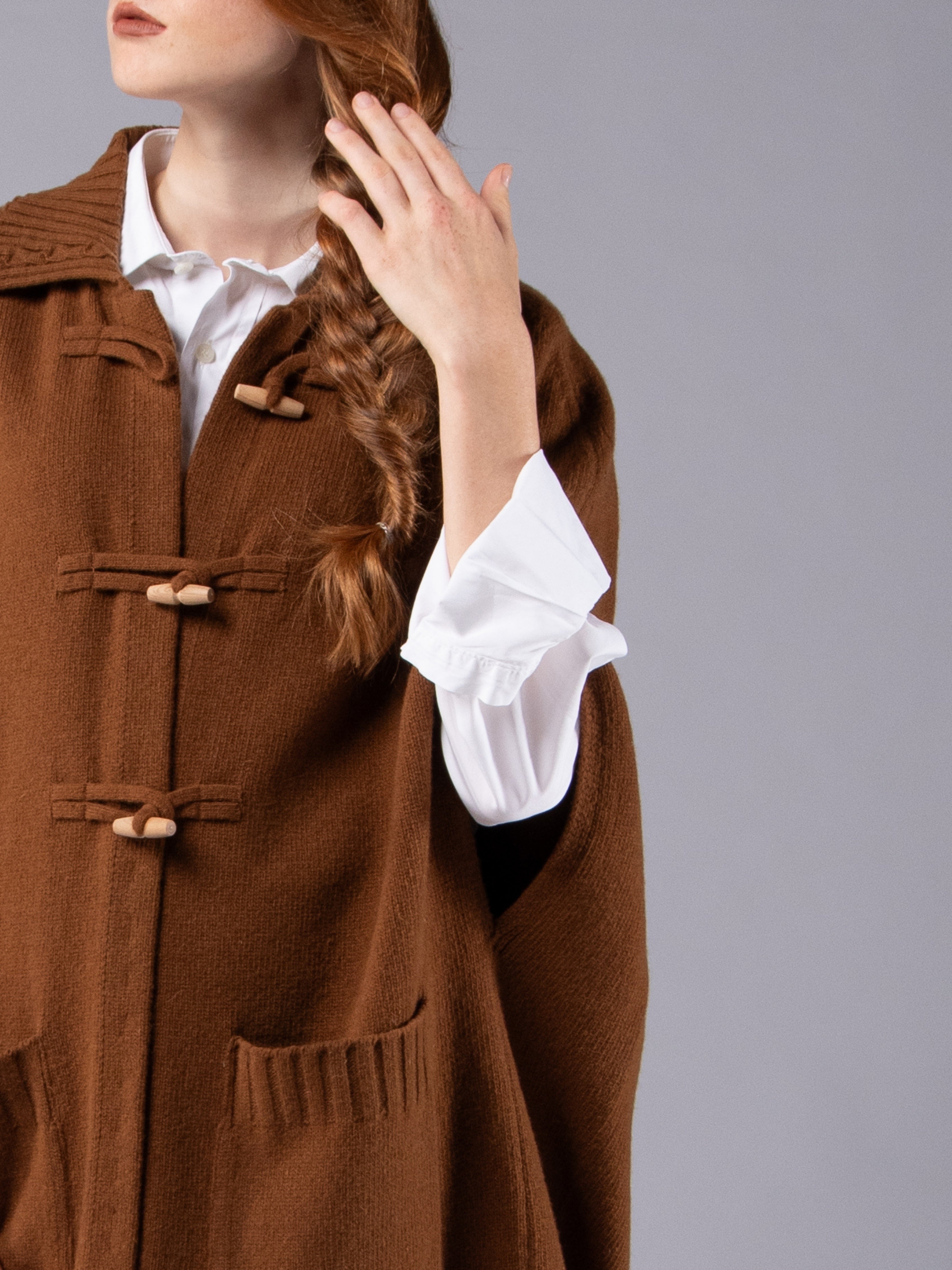 Poncho com Alamares em Lambswool - Charuto