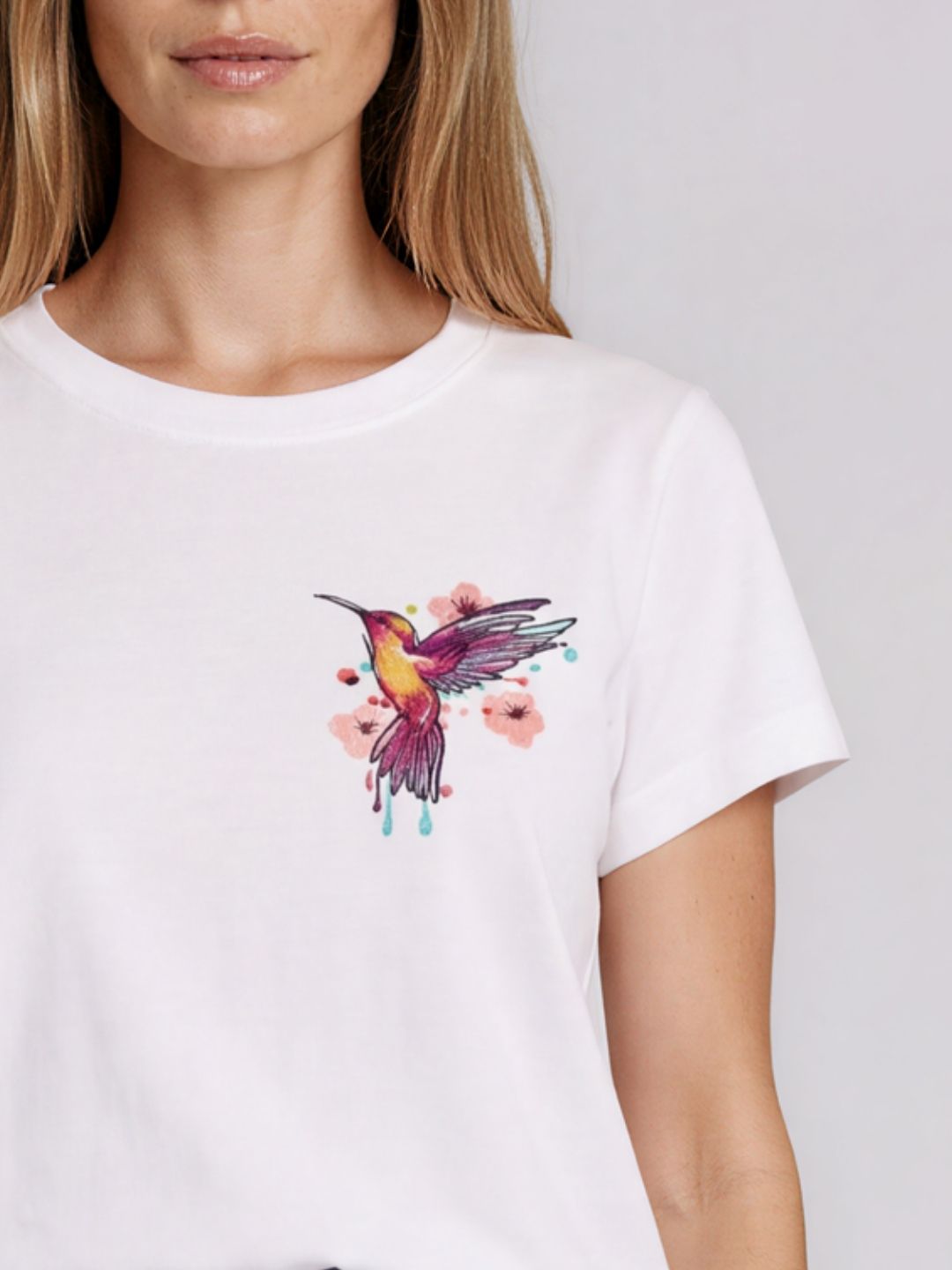 T-shirt com Beija-Flor bordado em 100% Algodão