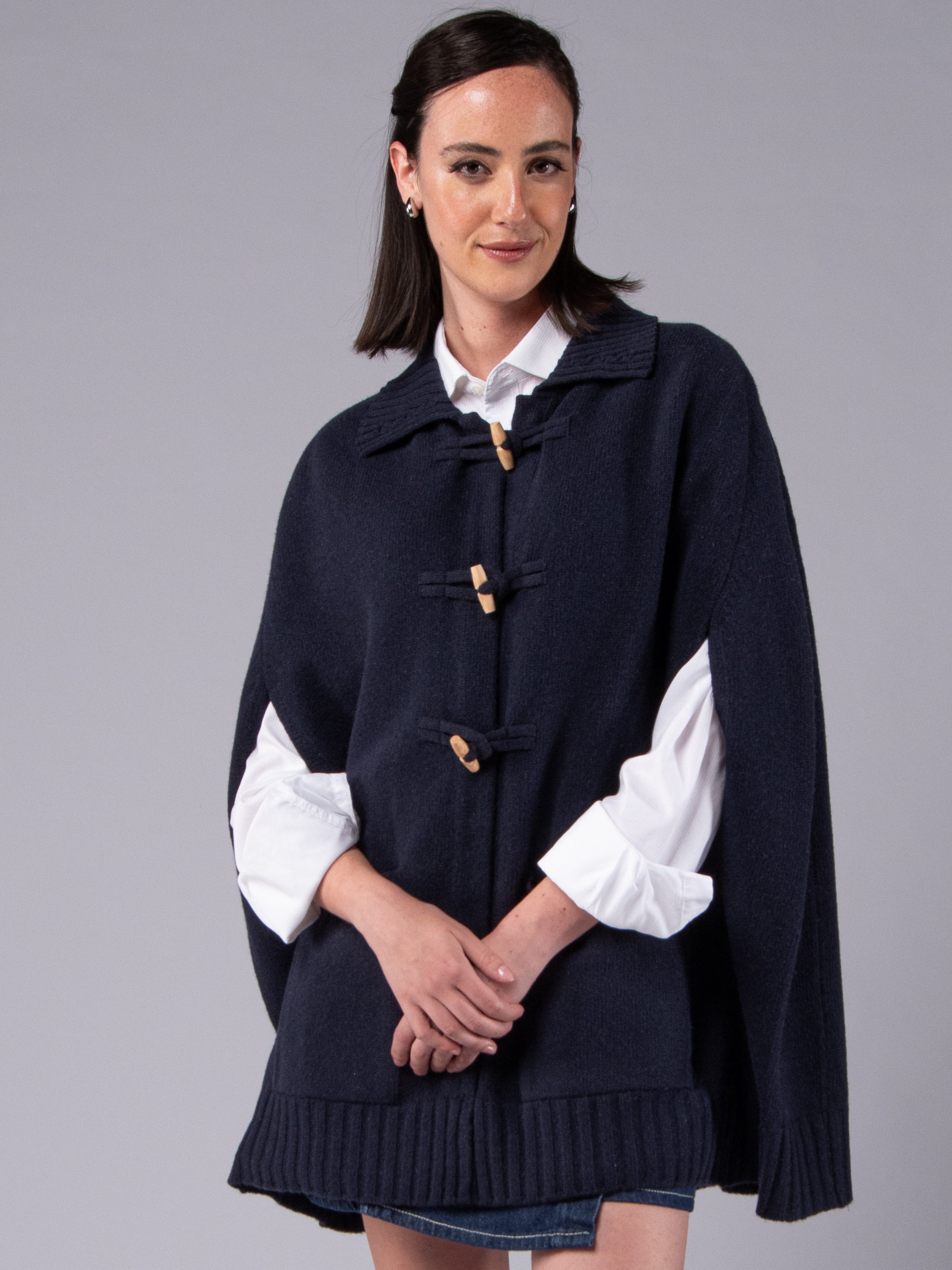 Poncho com Alamares em Lambswool - Azul Marinho