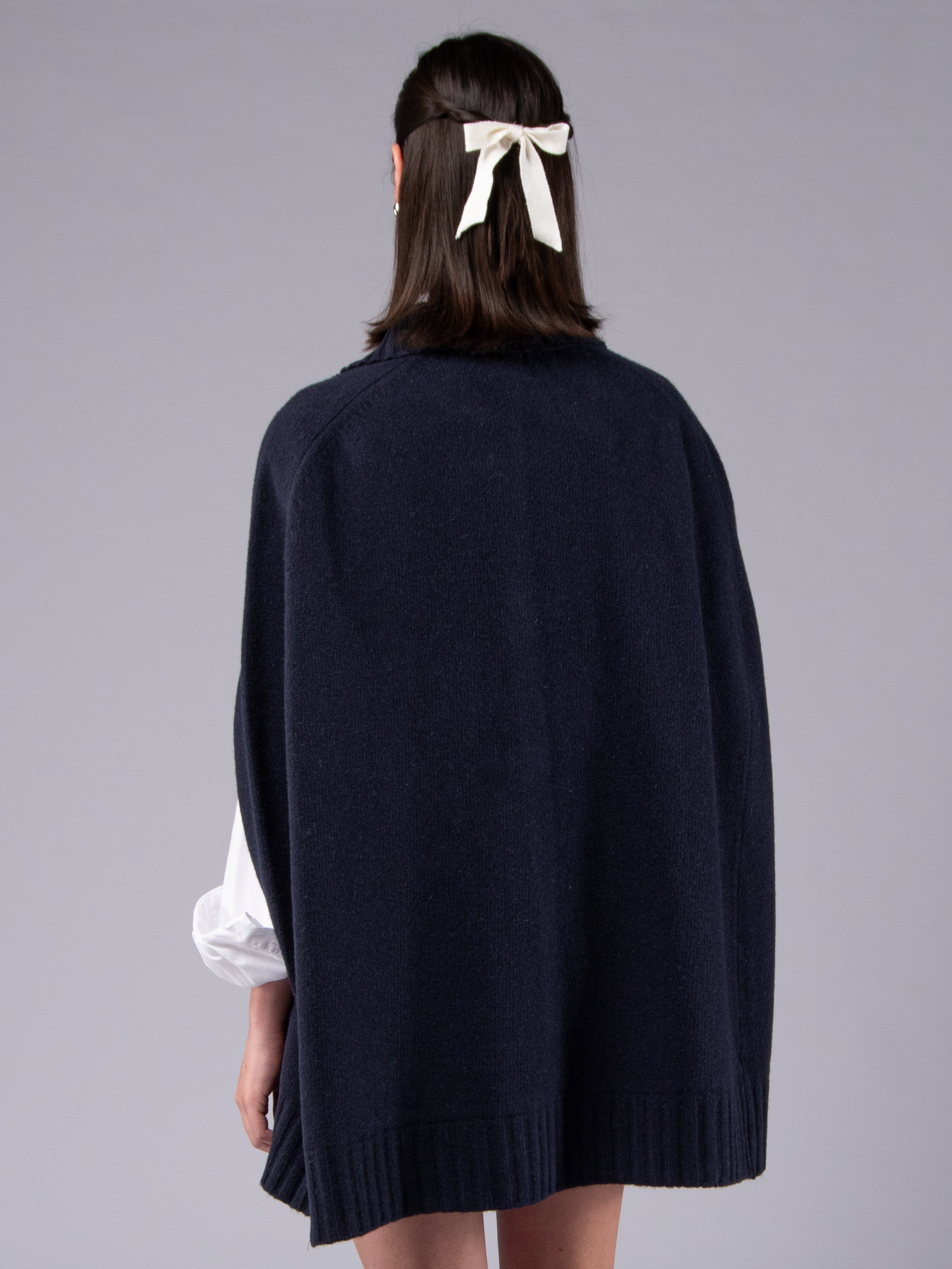 Poncho com Alamares em Lambswool - Azul Marinho