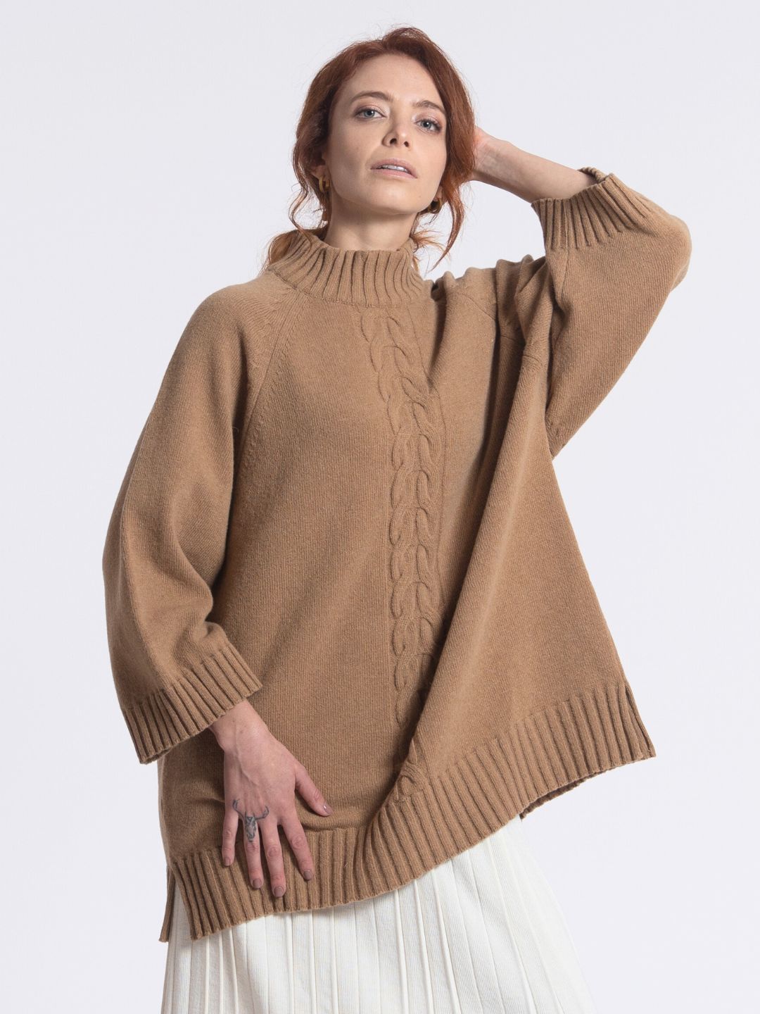 Poncho com Trança e Botões em Lambswol em Camel Mel