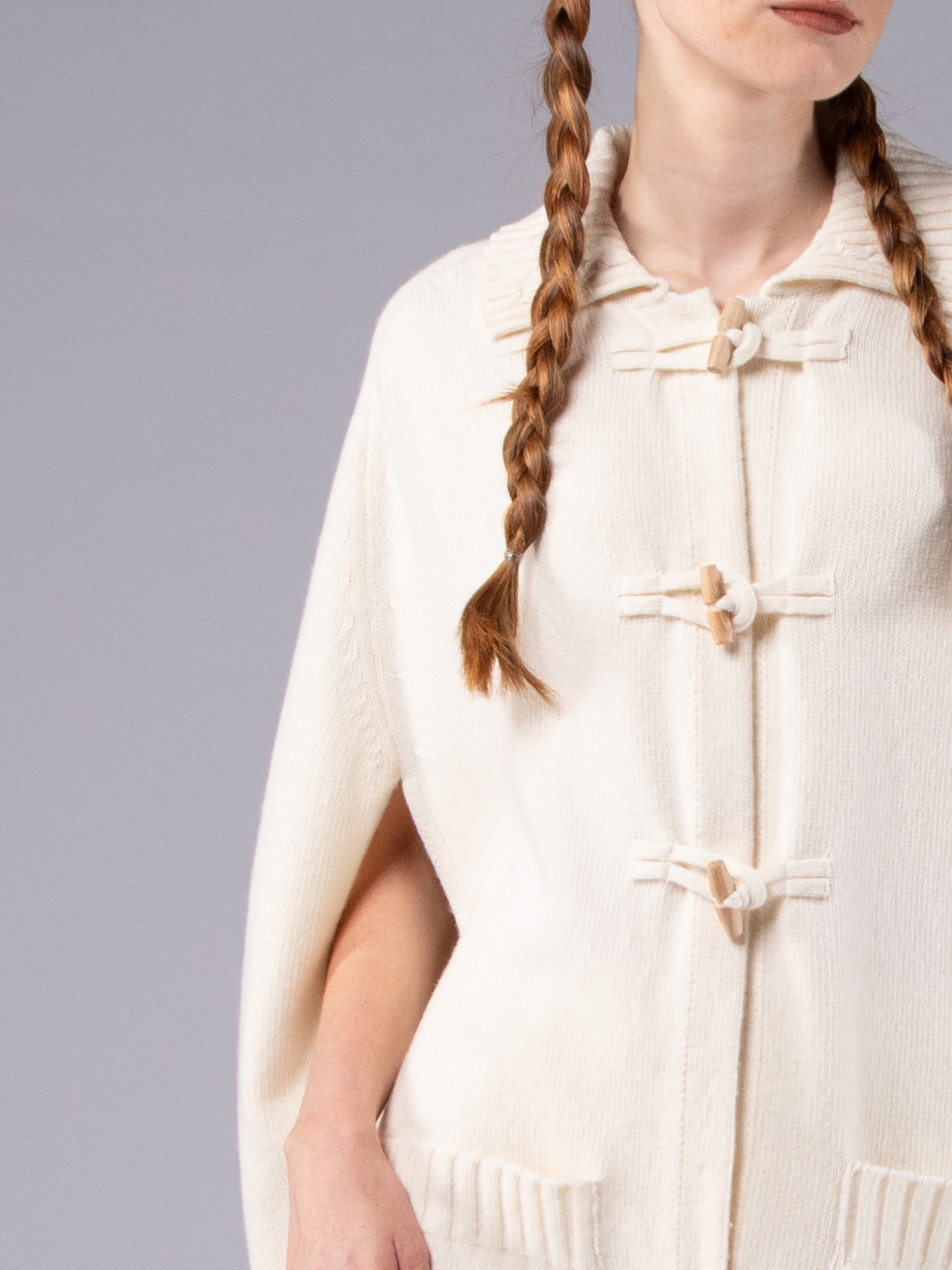 Poncho com Alamares em Lambswool - Branco Pérola