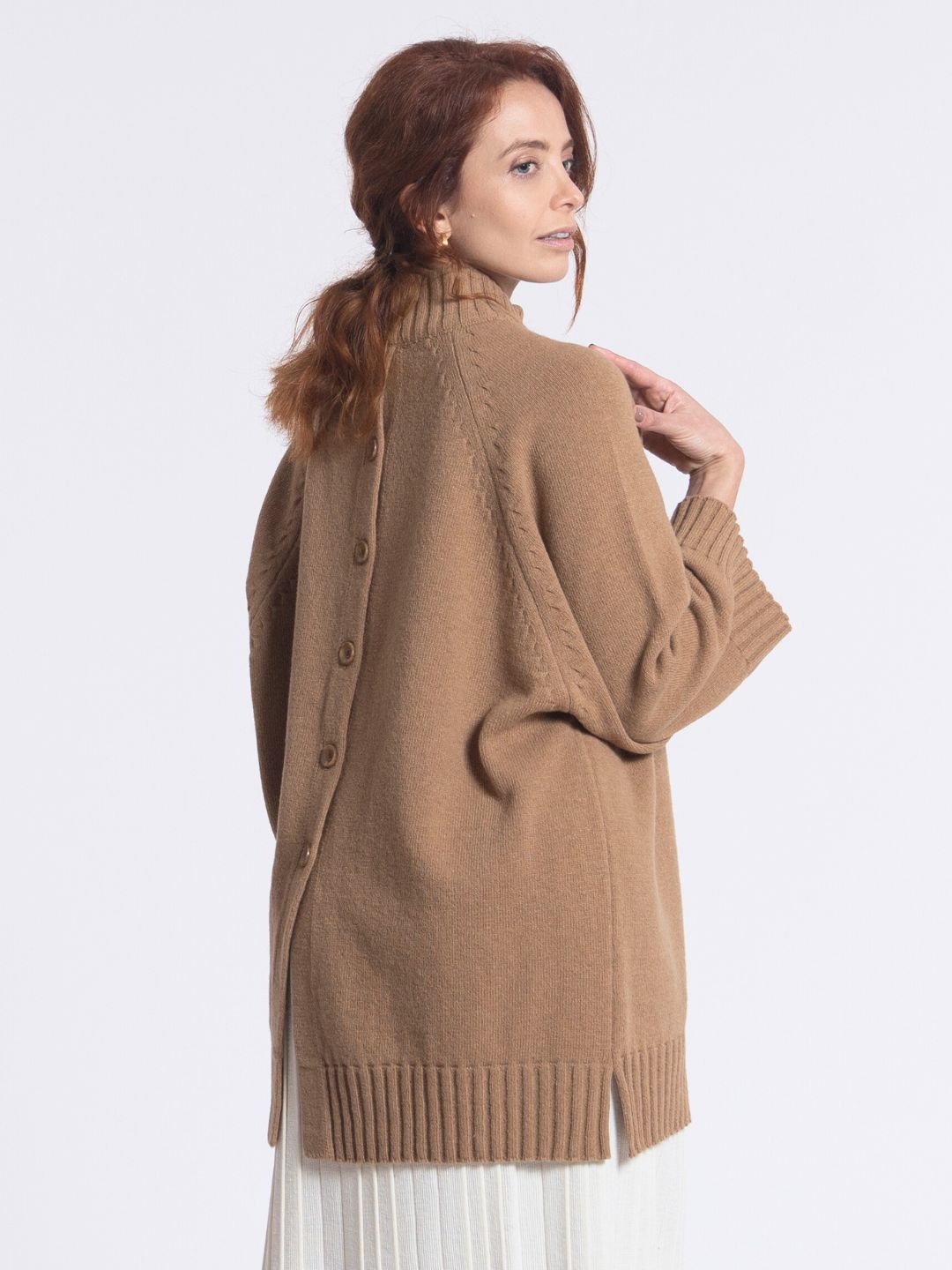 Poncho com Trança e Botões em Lambswol em Camel Mel