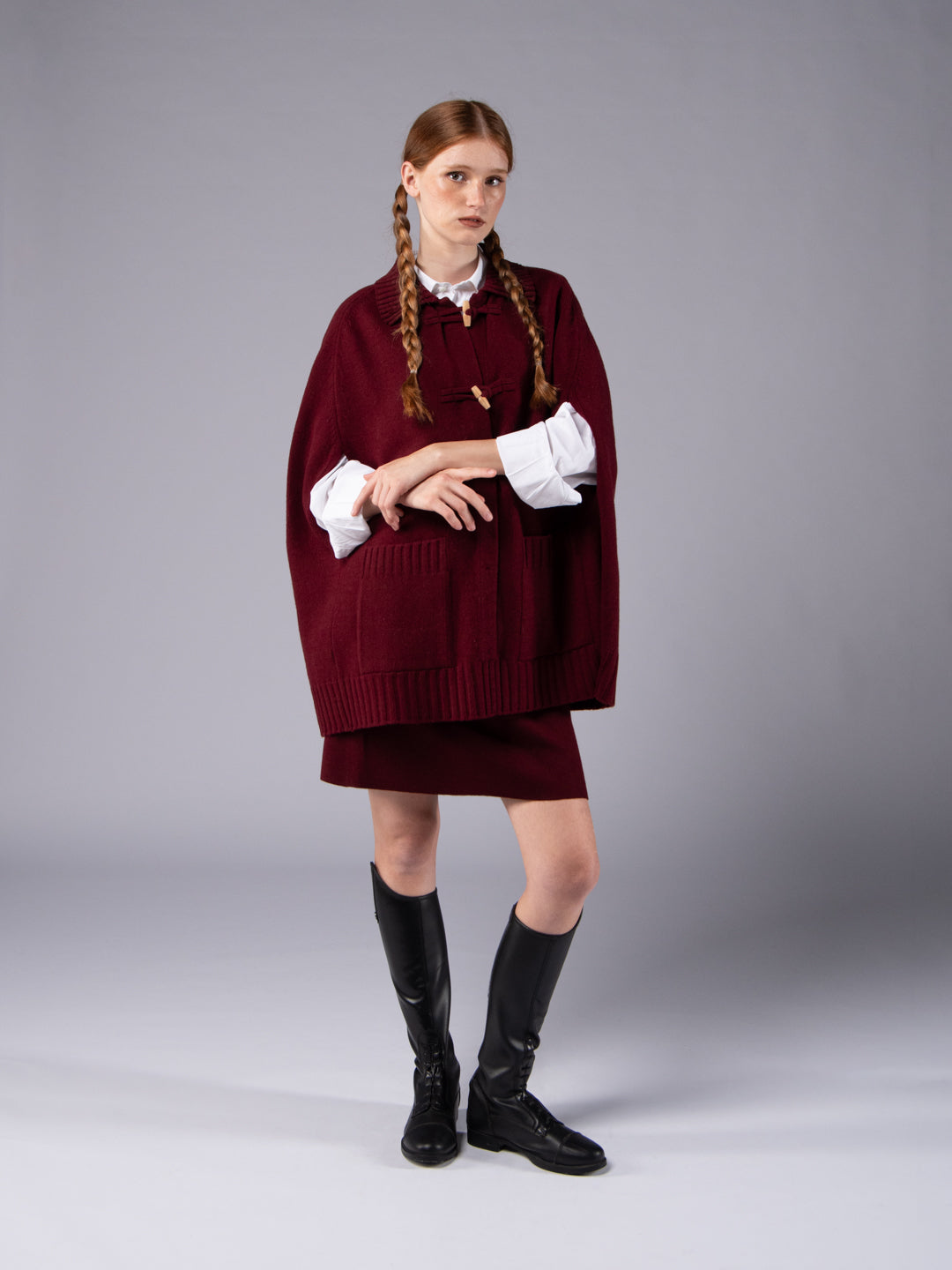 Poncho com Alamares em Lambswool - Bordeaux