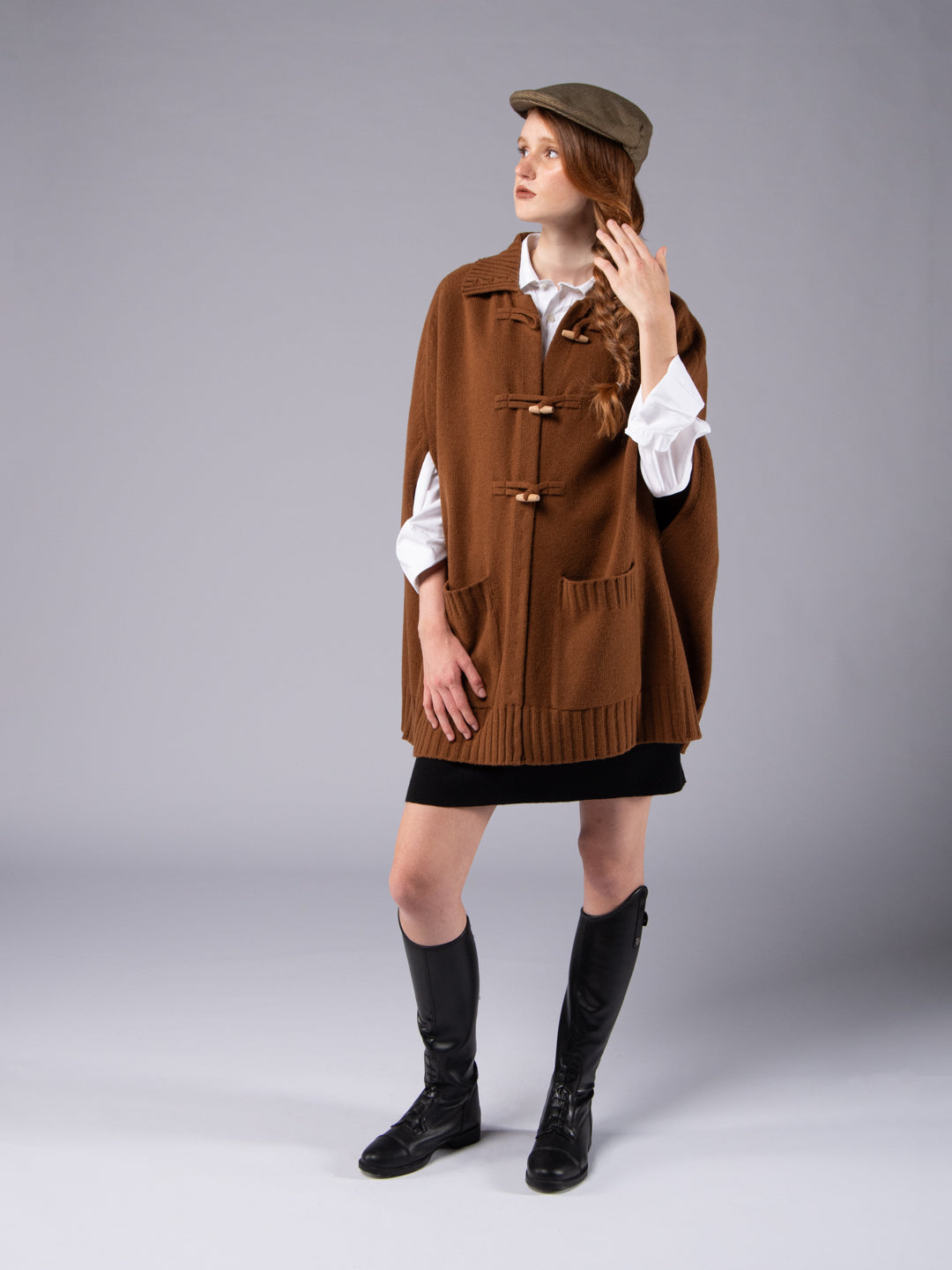 Poncho com Alamares em Lambswool - Charuto