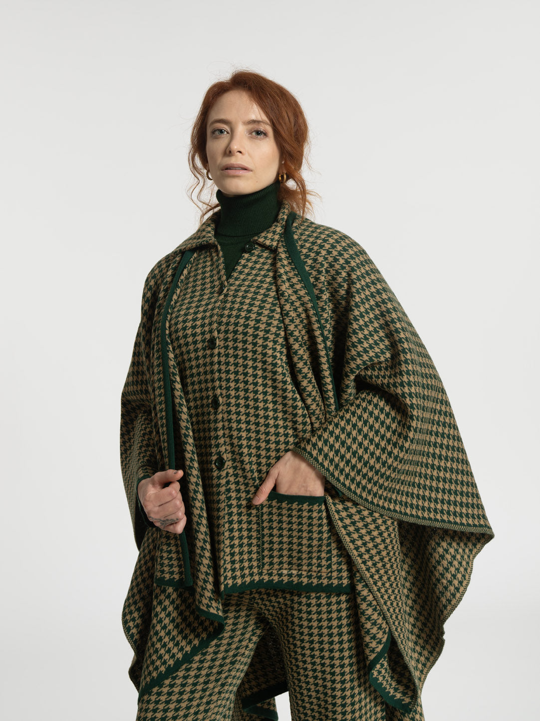 Jacquard Pied Poule cape in bottle green and camel merino wool