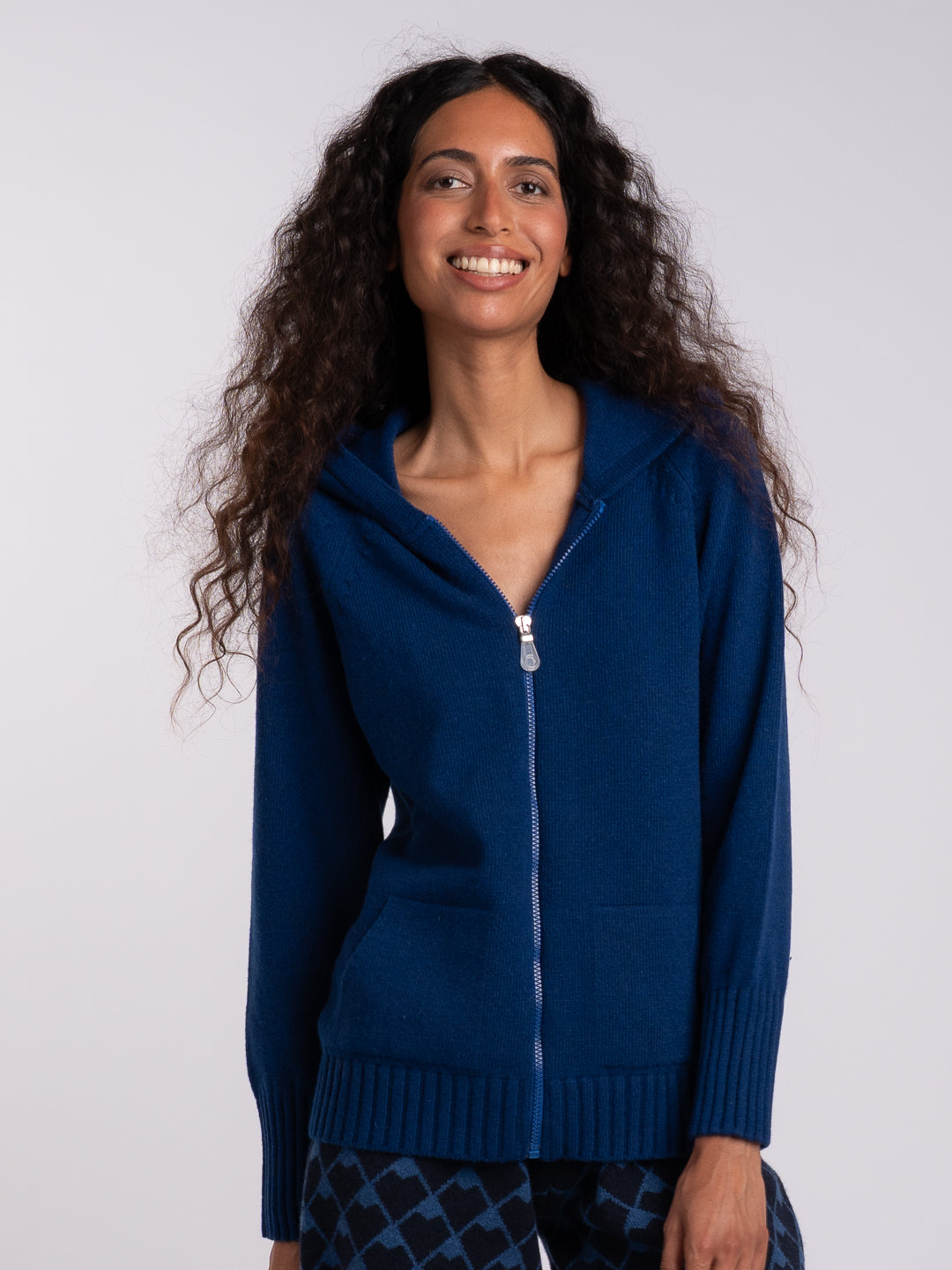 Casaco com capuz e fecho em Lambswool - Azul Meia Noite | Achega