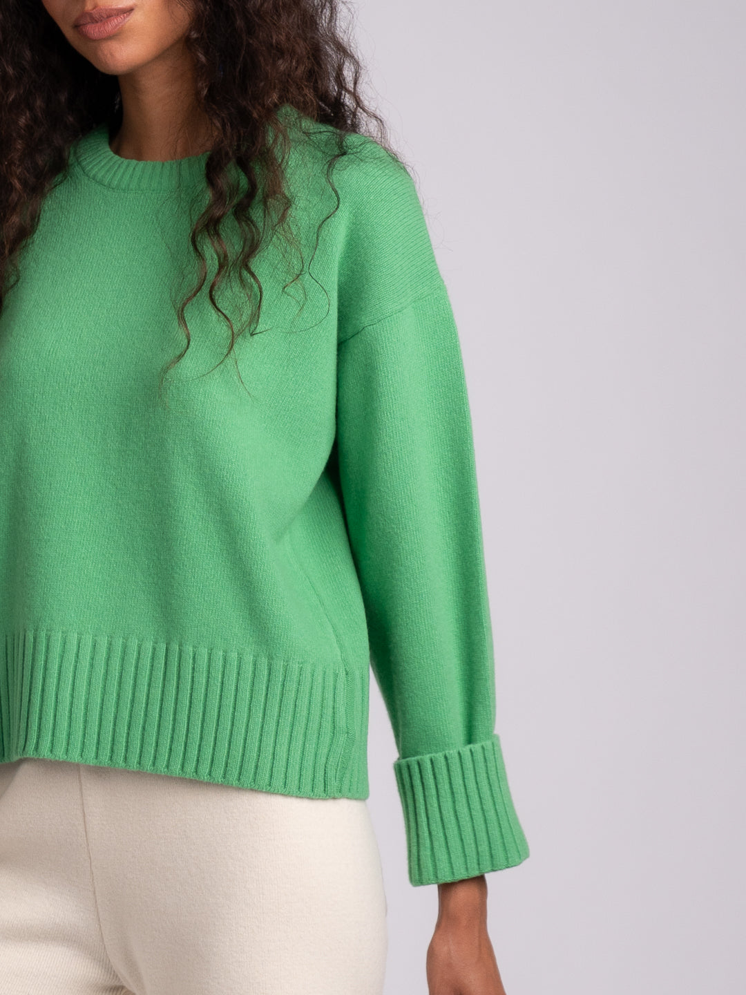 Camisolão chunky em Lambswool verde Java visto de costas | Achega