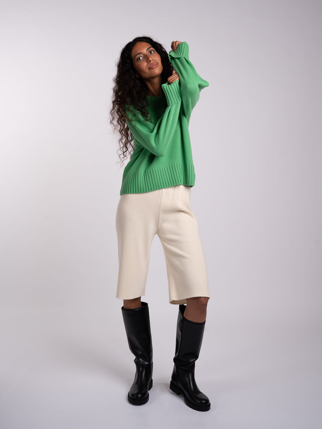 Camisolão feminino oversized em Lambswool verde Java | Achega