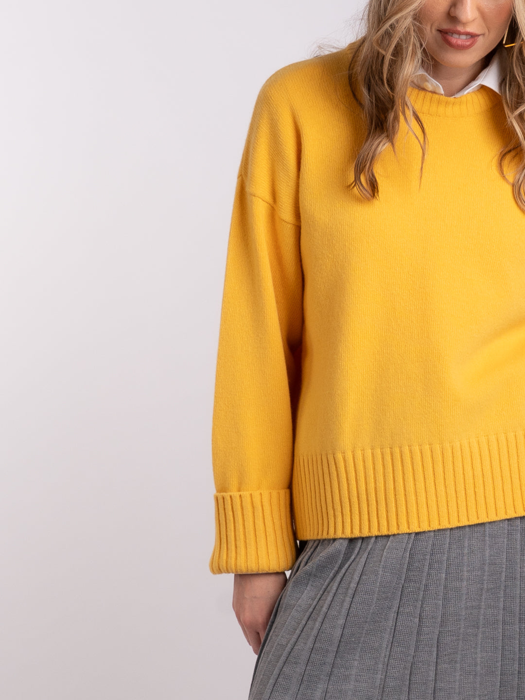 Camisolão chunky em Lambswool amarelo visto de costas | Achega