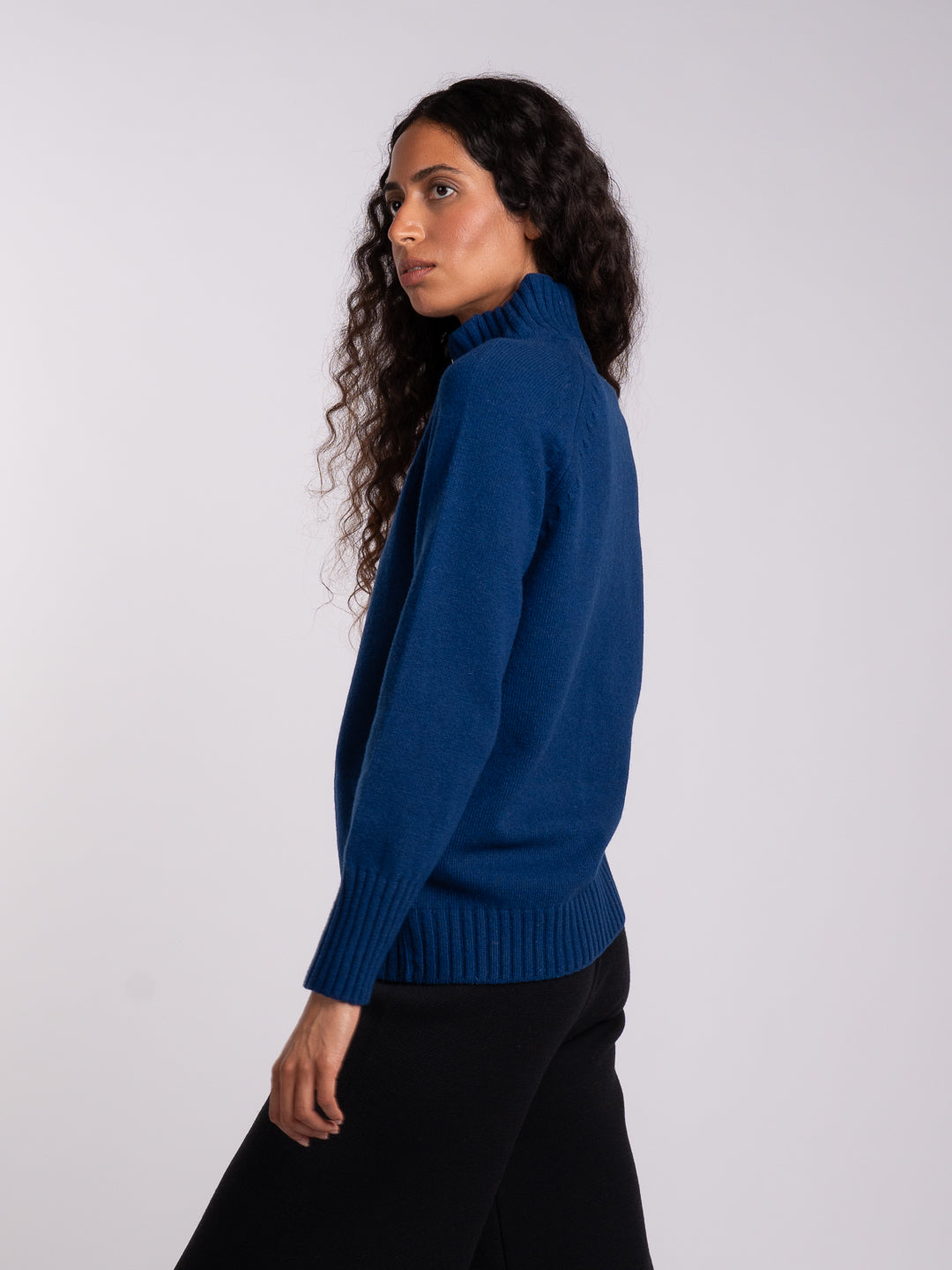 Casaco Azul Meia Noite em Lambswool com bolsos em 80% lã | Achega