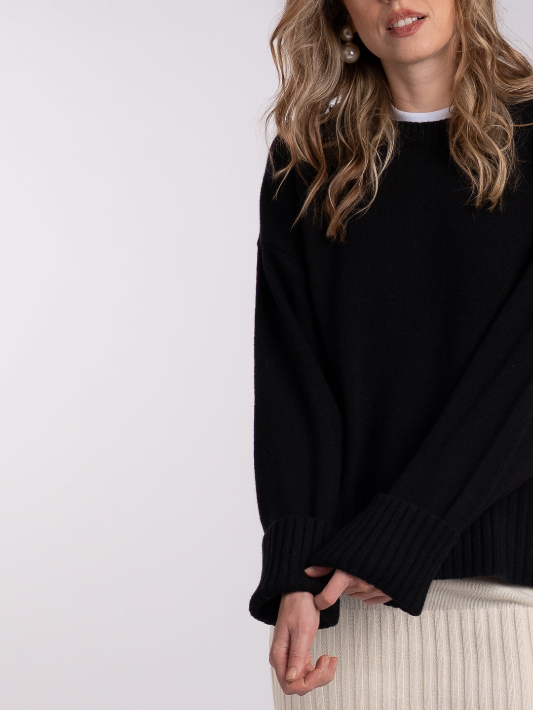 Camisolão chunky em Lambswool preto visto de costas | Achega