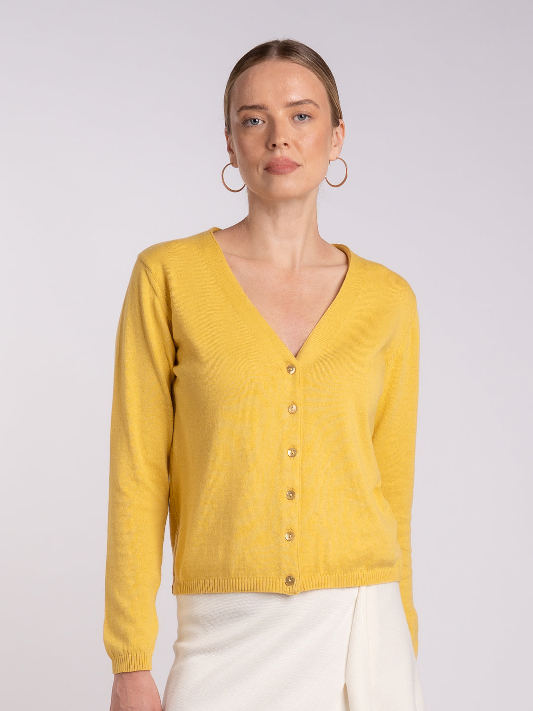 Casaco de Decote V em Lã Merino e Algodão Orgânico Amarelo