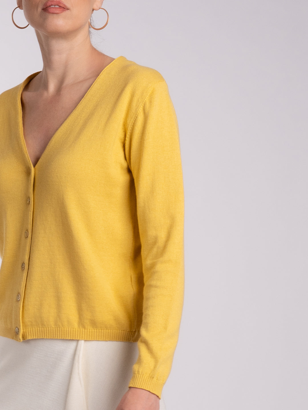 Casaco de Decote V em Lã Merino e Algodão Orgânico Amarelo