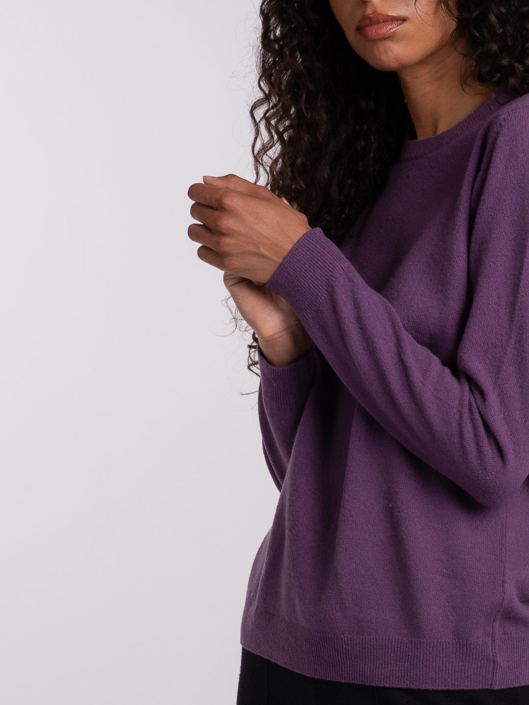 Detalhe da camisola de malha em Lambswool roxo claro | Achega
