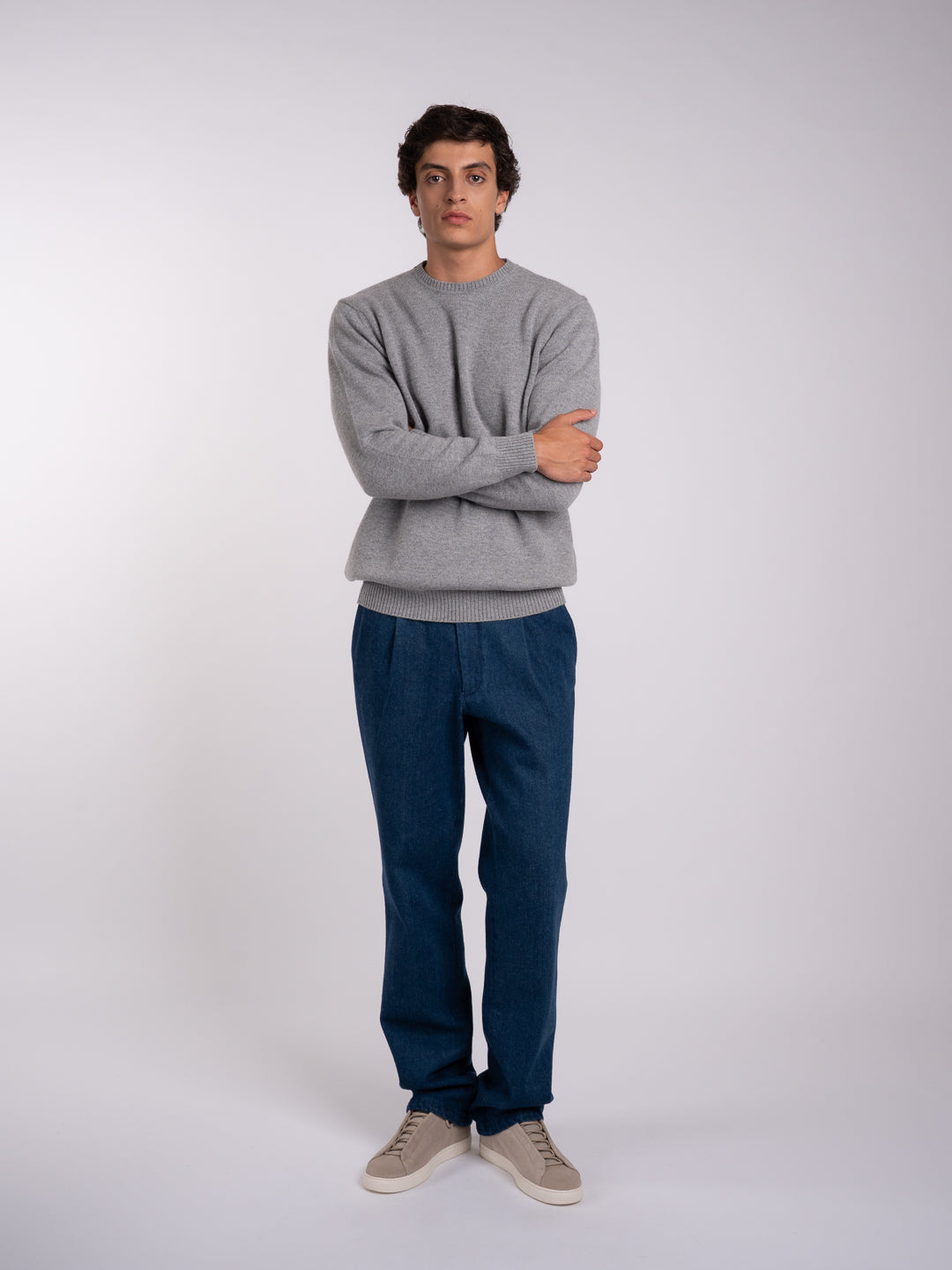 Men's medium-gray sweater made of cashmere and merino wool with a round neckline