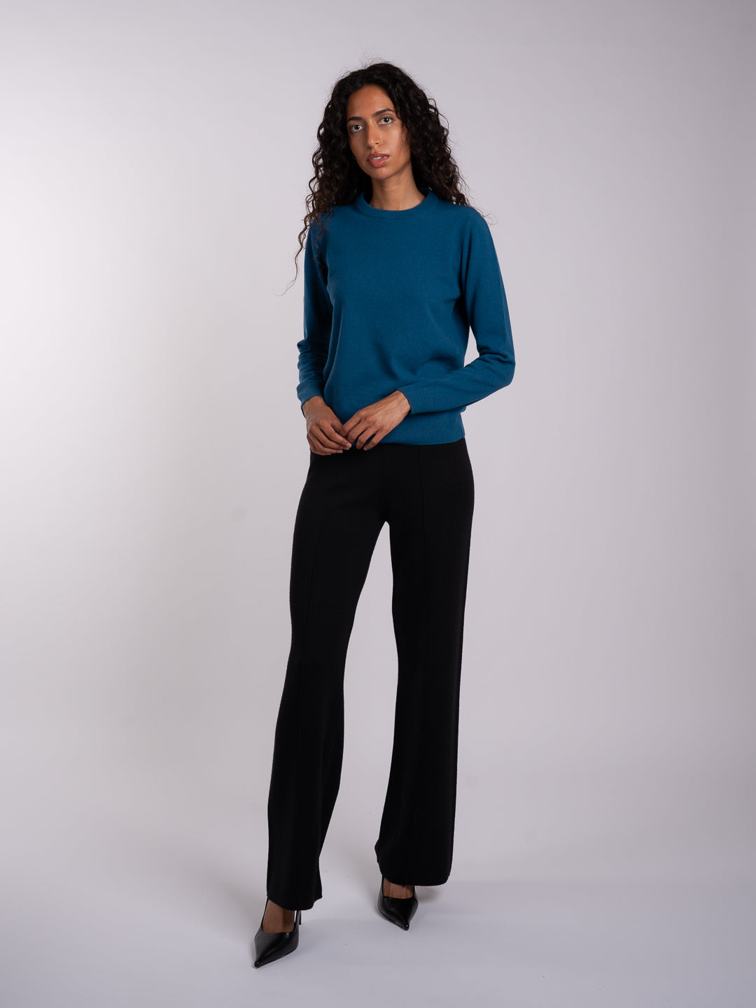 Look completo com camisola de malha em Lambswool azul-petróleo | Achega