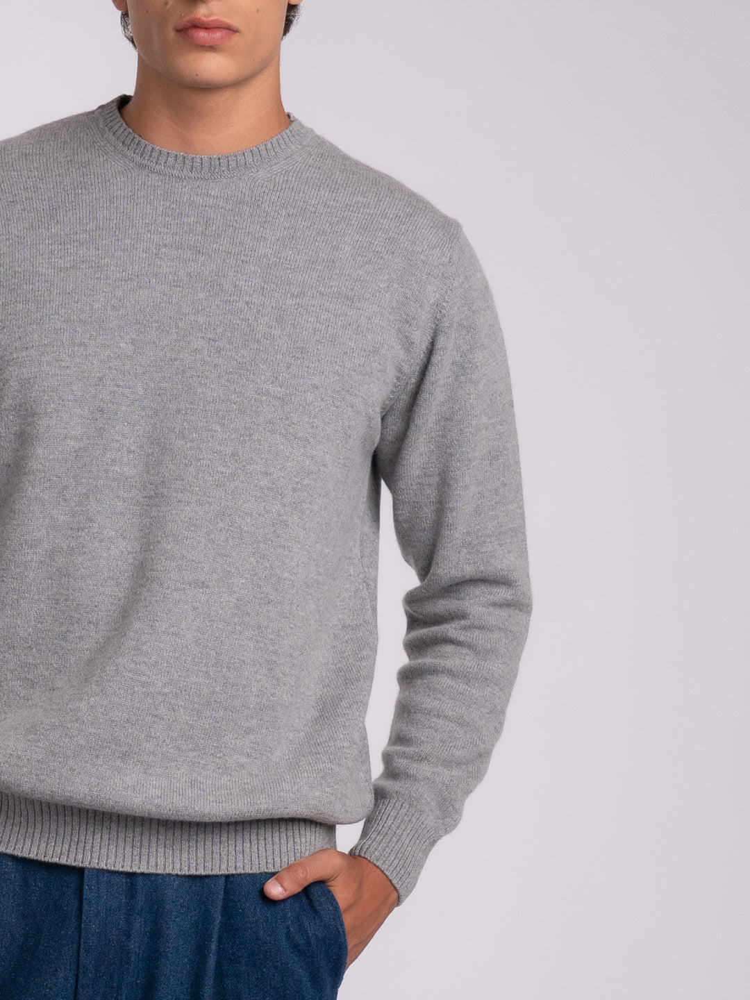 Details of the medium gray men's sweater with ribbed trim