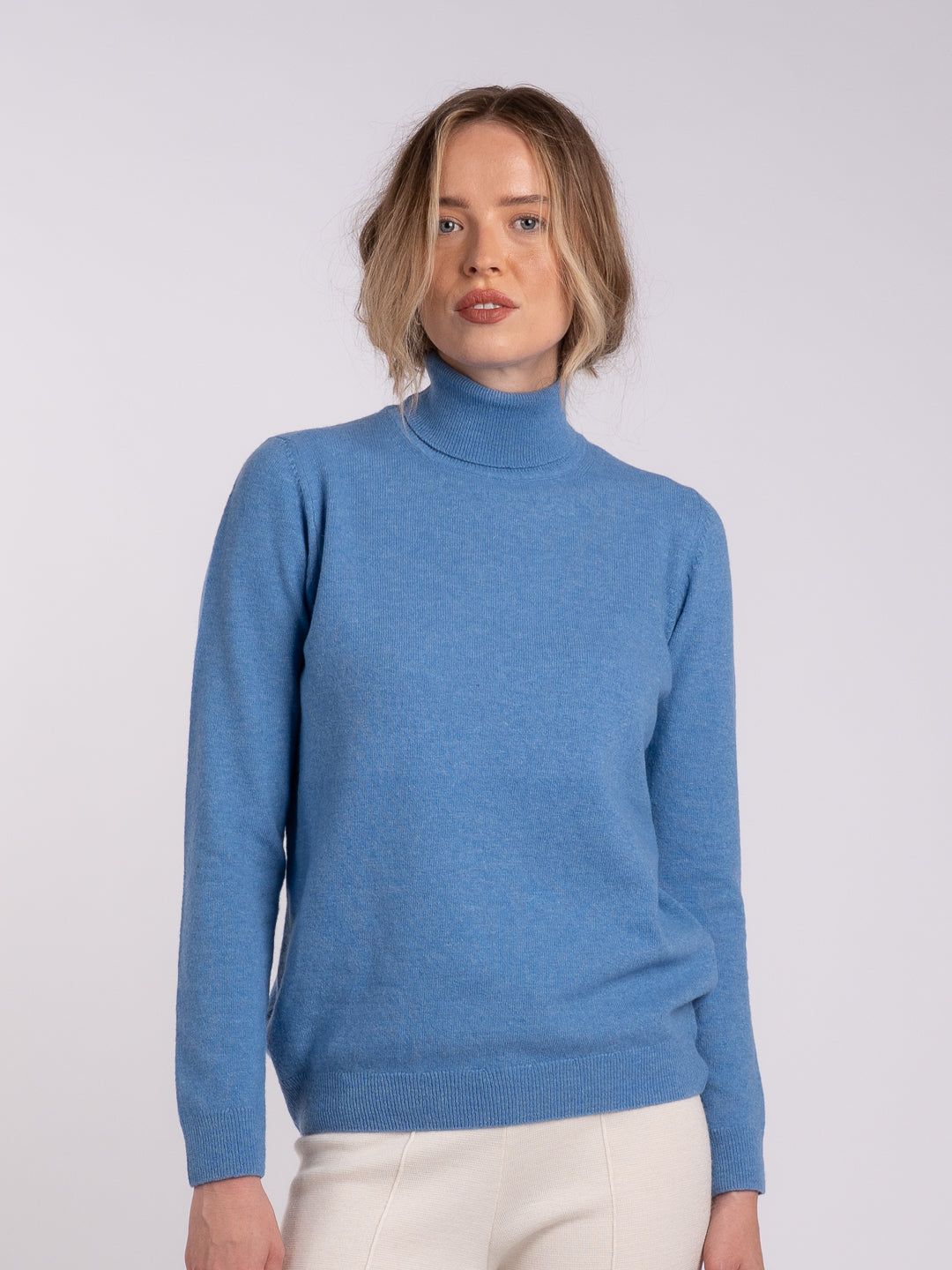 Jersey de cuello alto de lana de cordero azul cielo para mujer | Achega