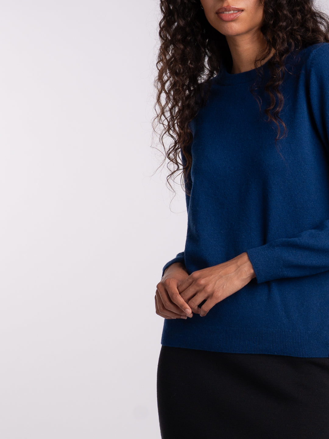 Detalhe da camisola de malha em Lambswool azul meia-noite | Achega
