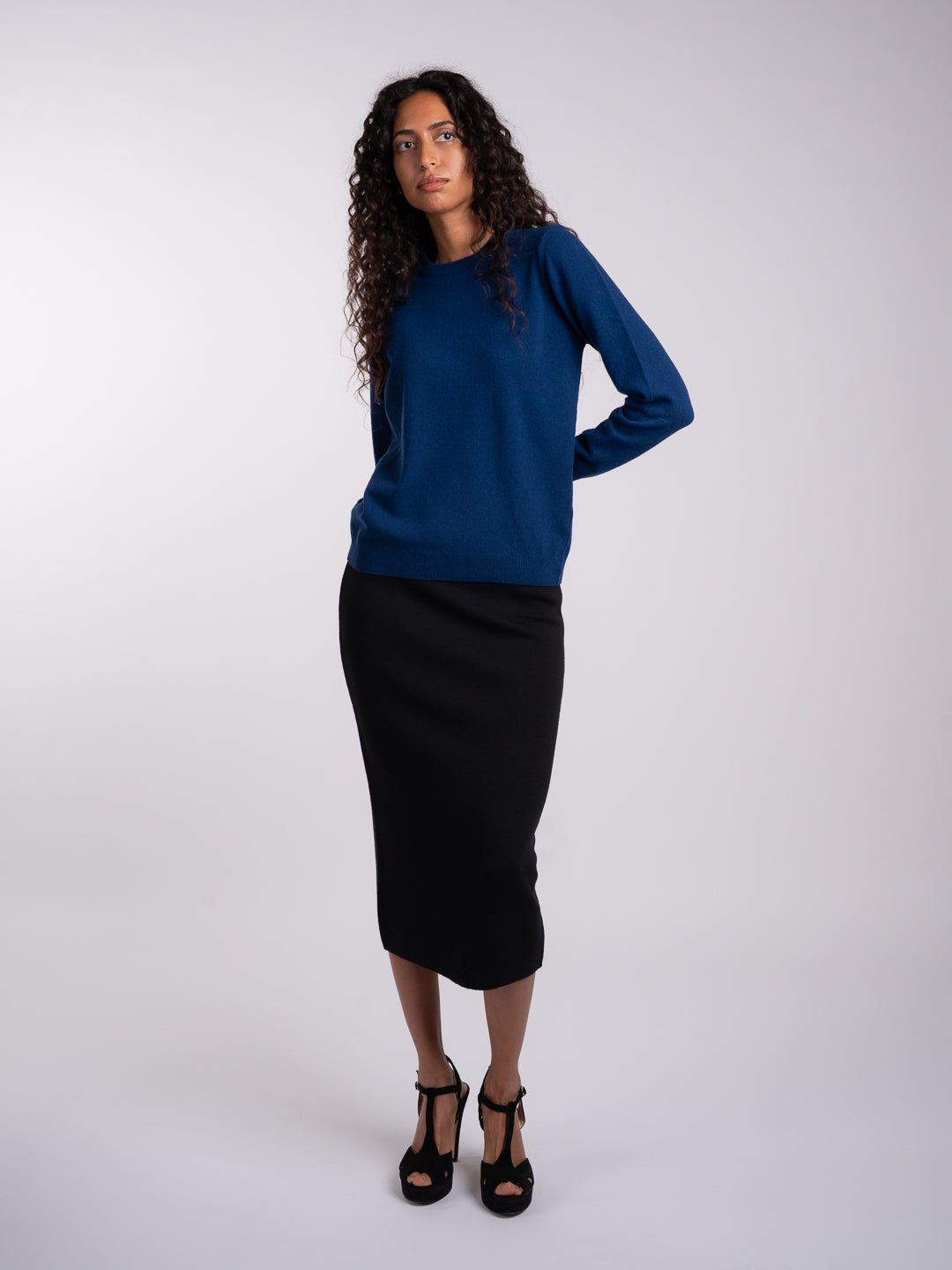Look completo com camisola de malha em Lambswool azul meia-noite | Achega
