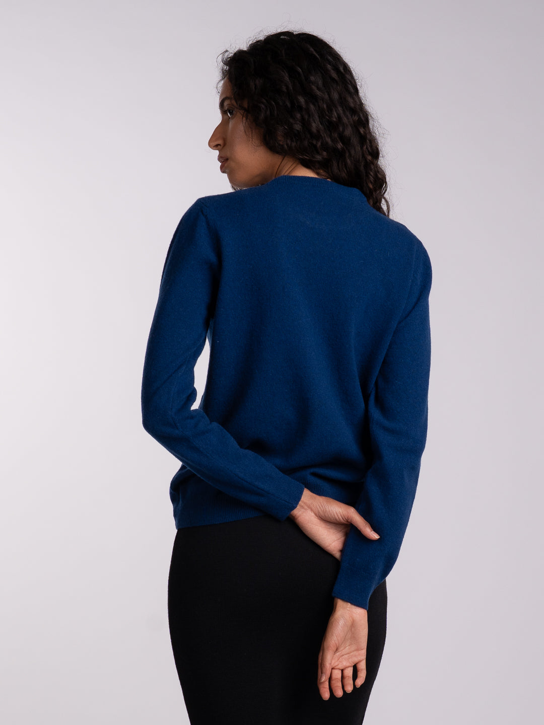 Camisola de malha em Lambswool azul meia-noite - vista posterior e lateral | Achega