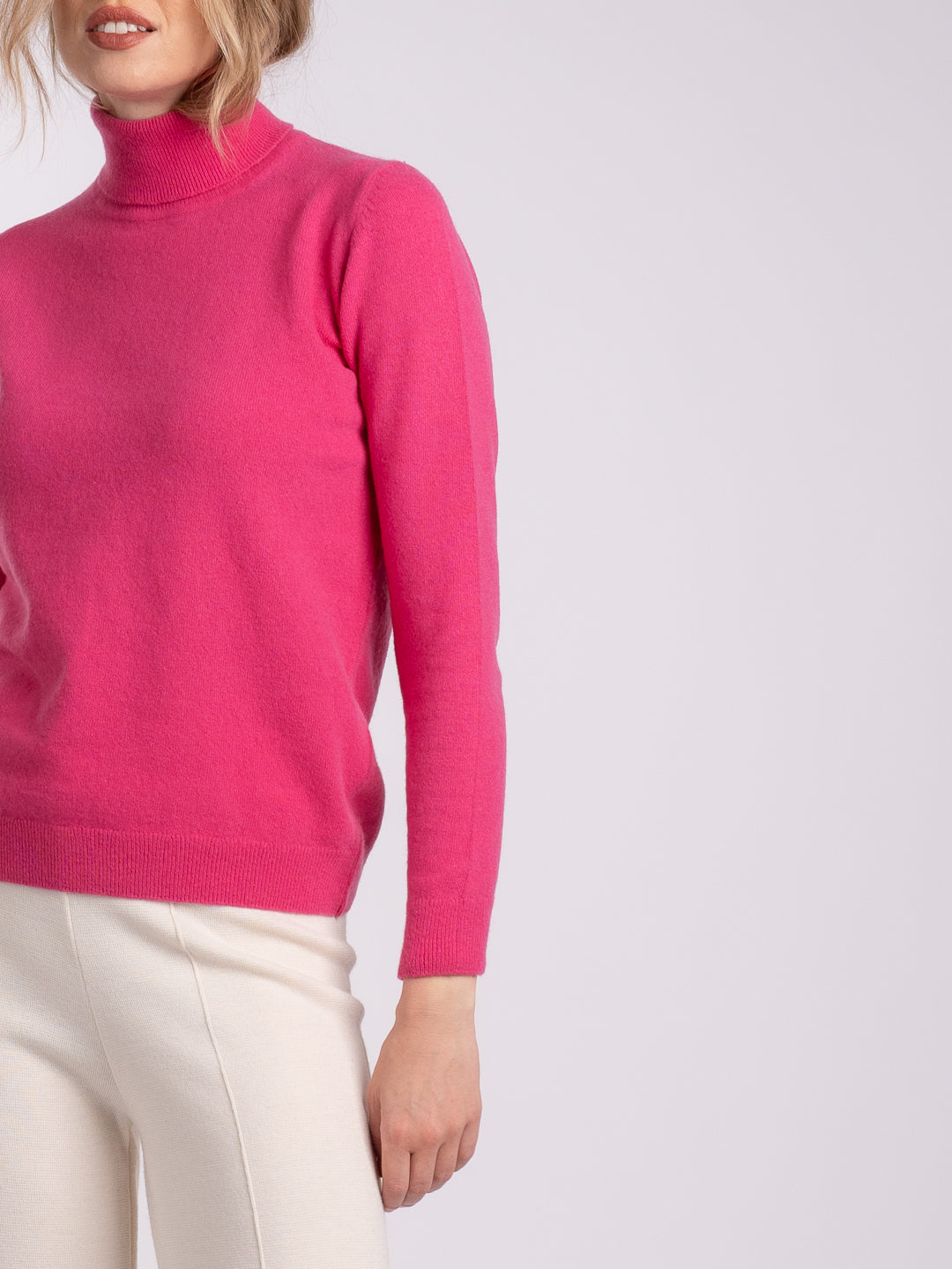 Detalhe da camisola de malha em Lambswool rosa fuschia | Achega