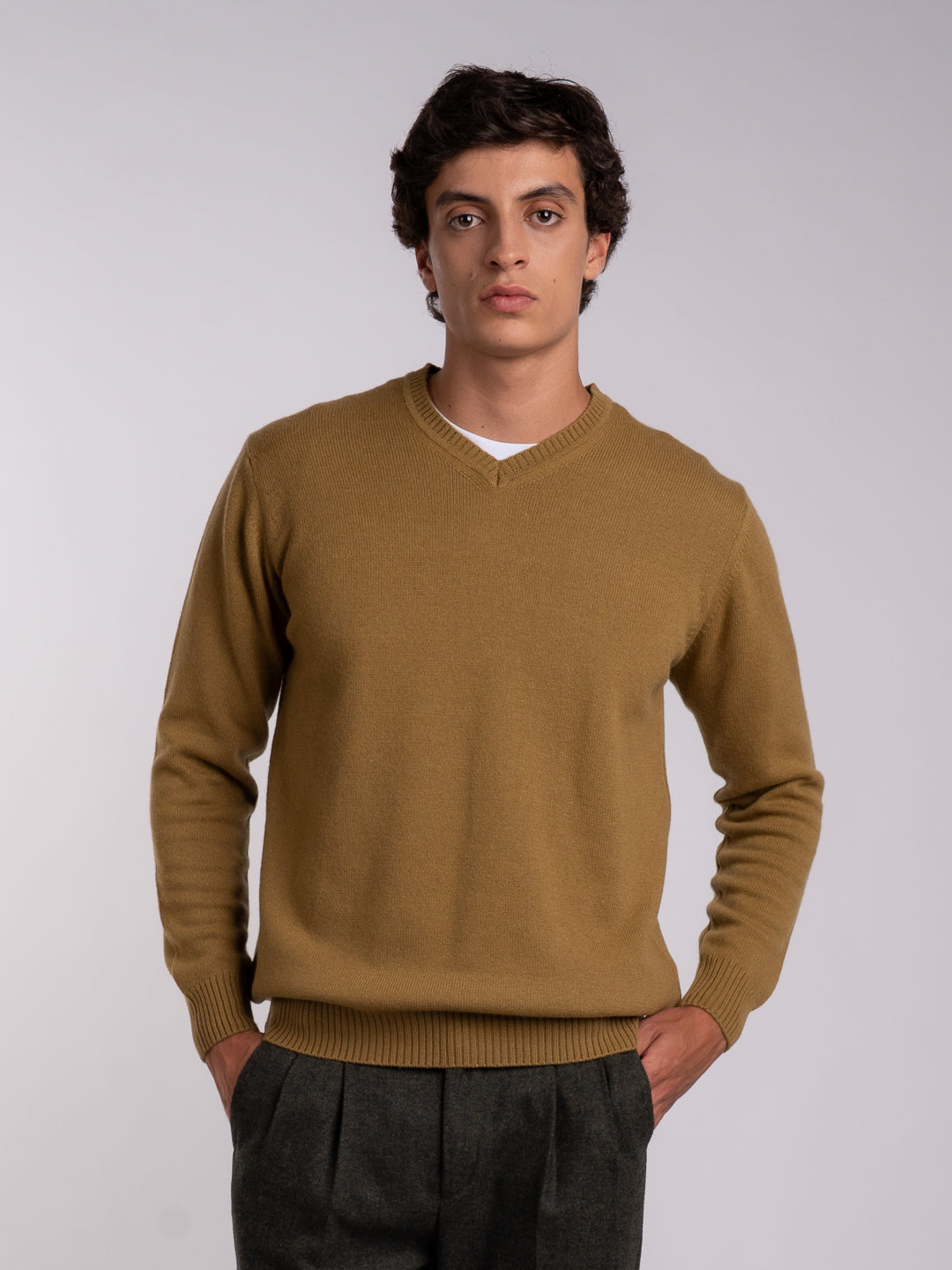 Men's khaki-green pullover made of cashmere and merino wool with a V-neck