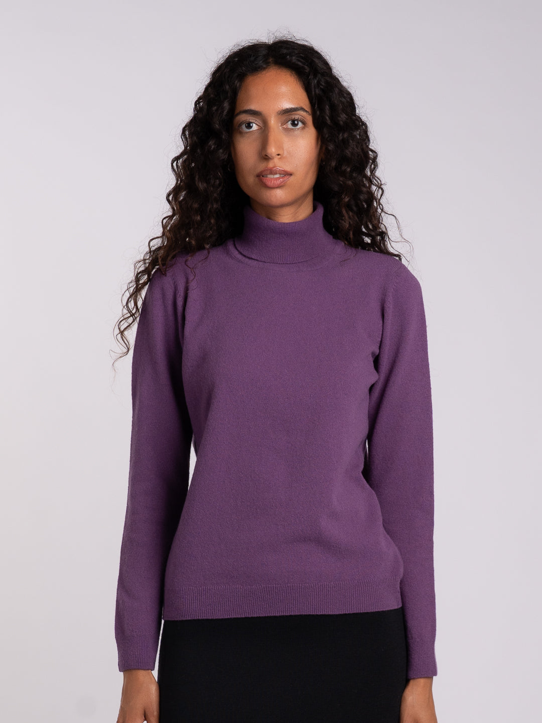 Jersey de cuello alto para mujer de lana de cordero en color morado claro | Achega