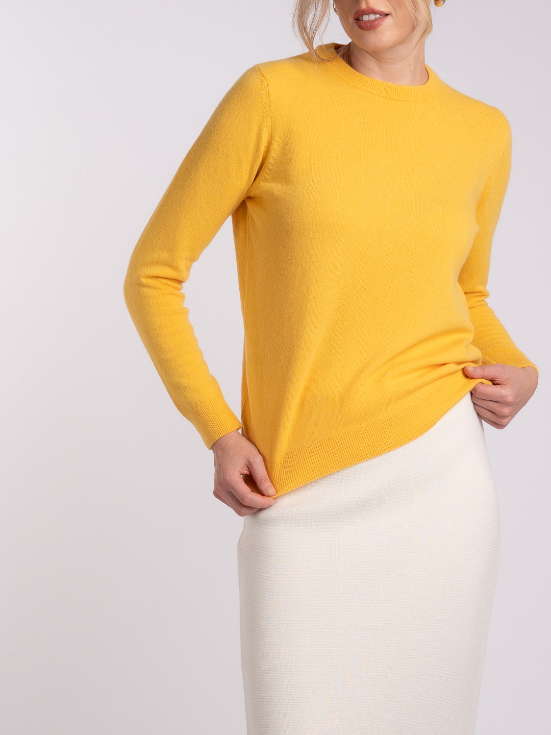 Detalhe da camisola de malha em Lambswool amarela | Achega