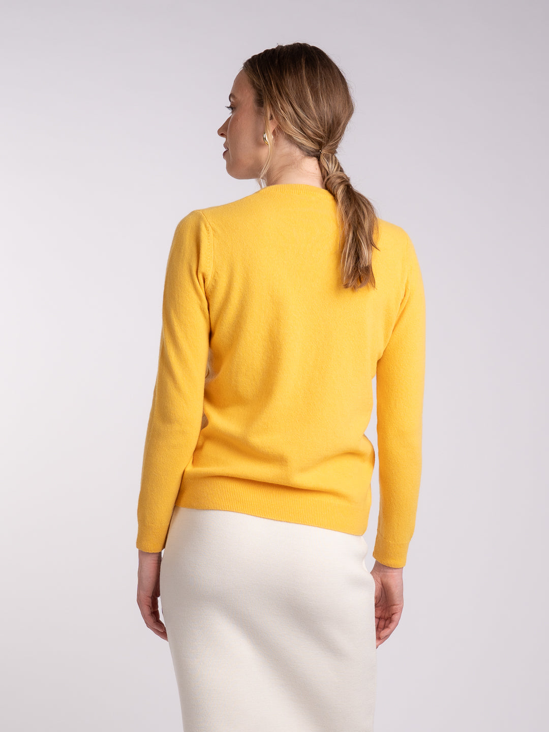 Camisola de malha em Lambswool amarela - vista posterior e lateral | Achega