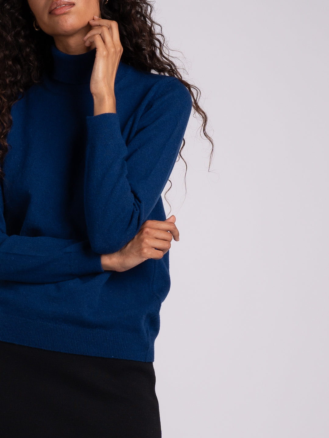 Detalhe da camisola de malha em Lambswool azul meia noite | Achega