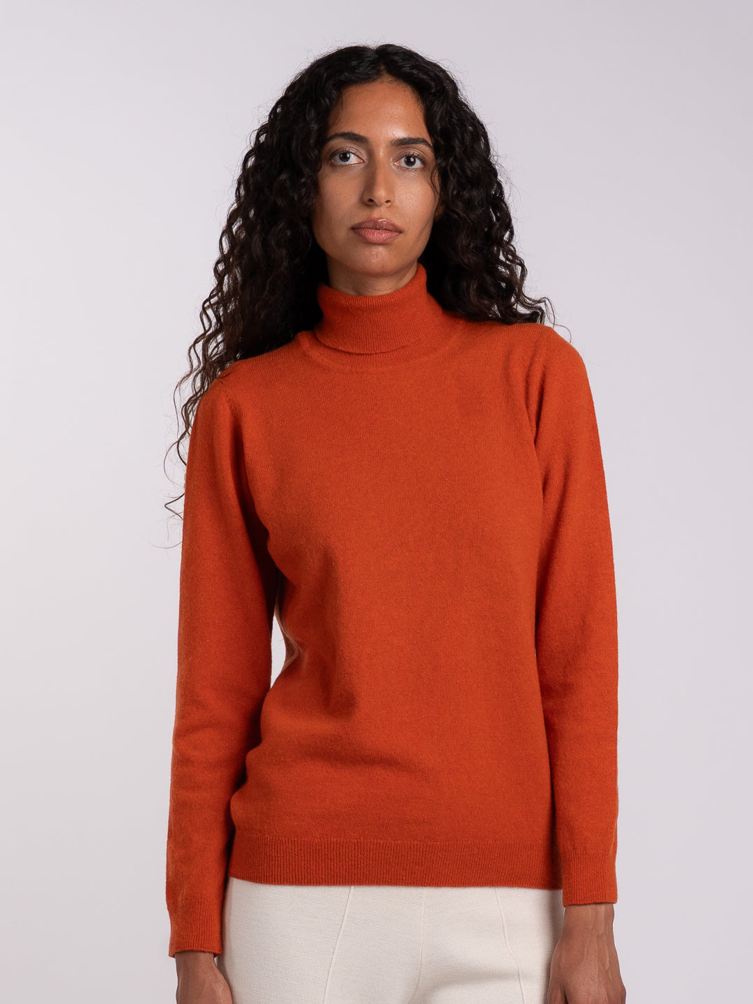 Jersey de cuello alto de lana de cordero naranja para mujer | Achega